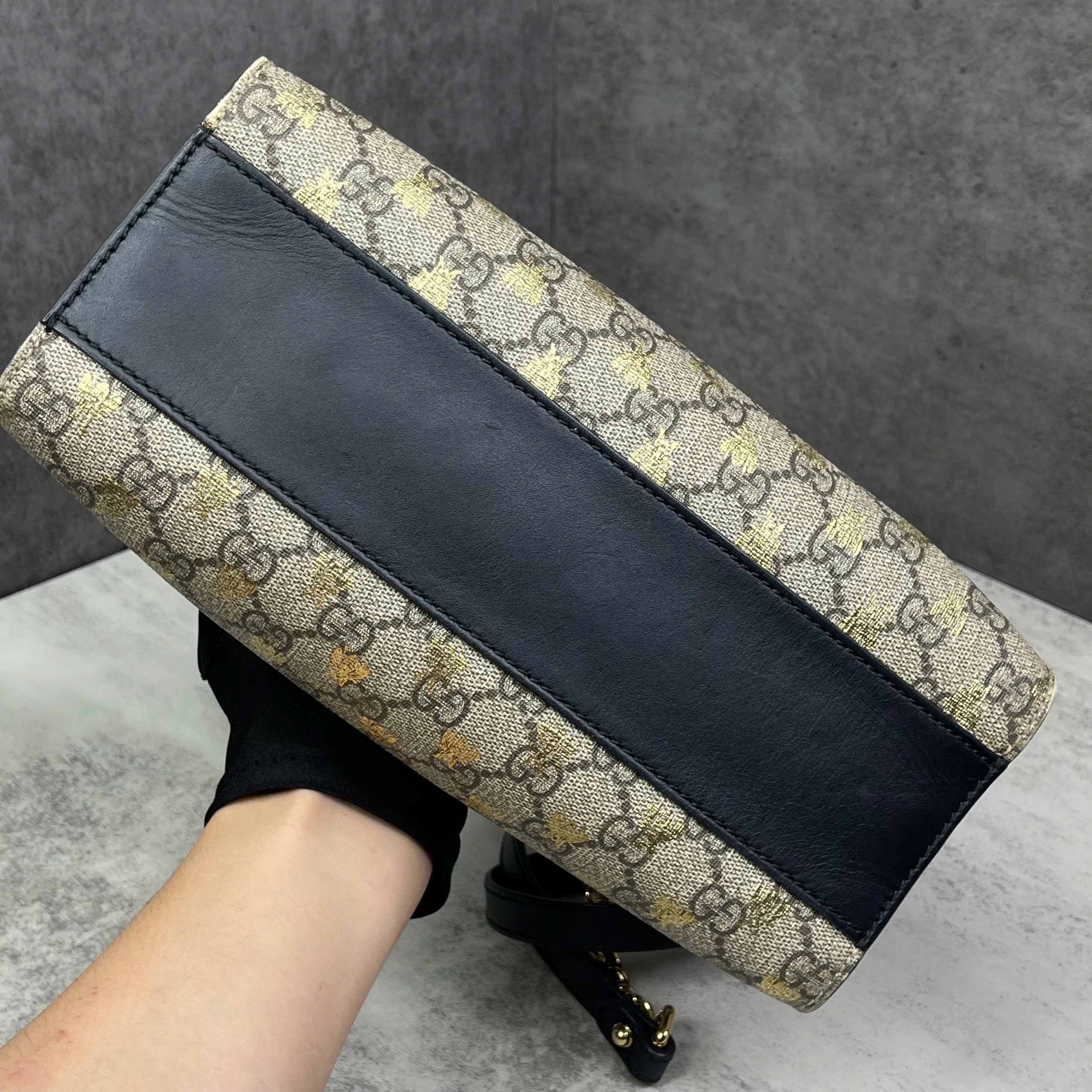 Gucci Padlock GG Supreme Bee phối da đen