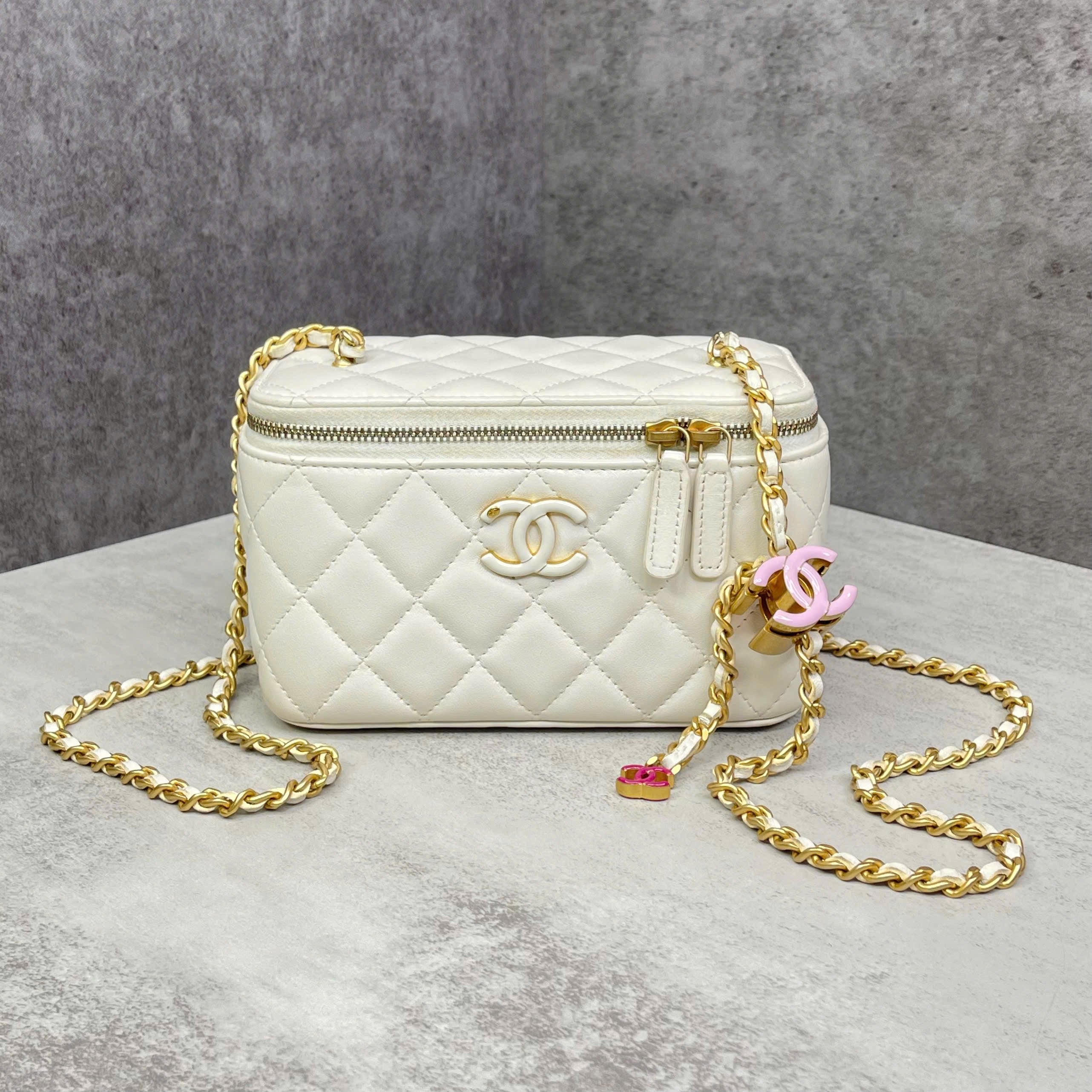 Chanel Vanity Case lambskin màu trắng phối charm CC hồng