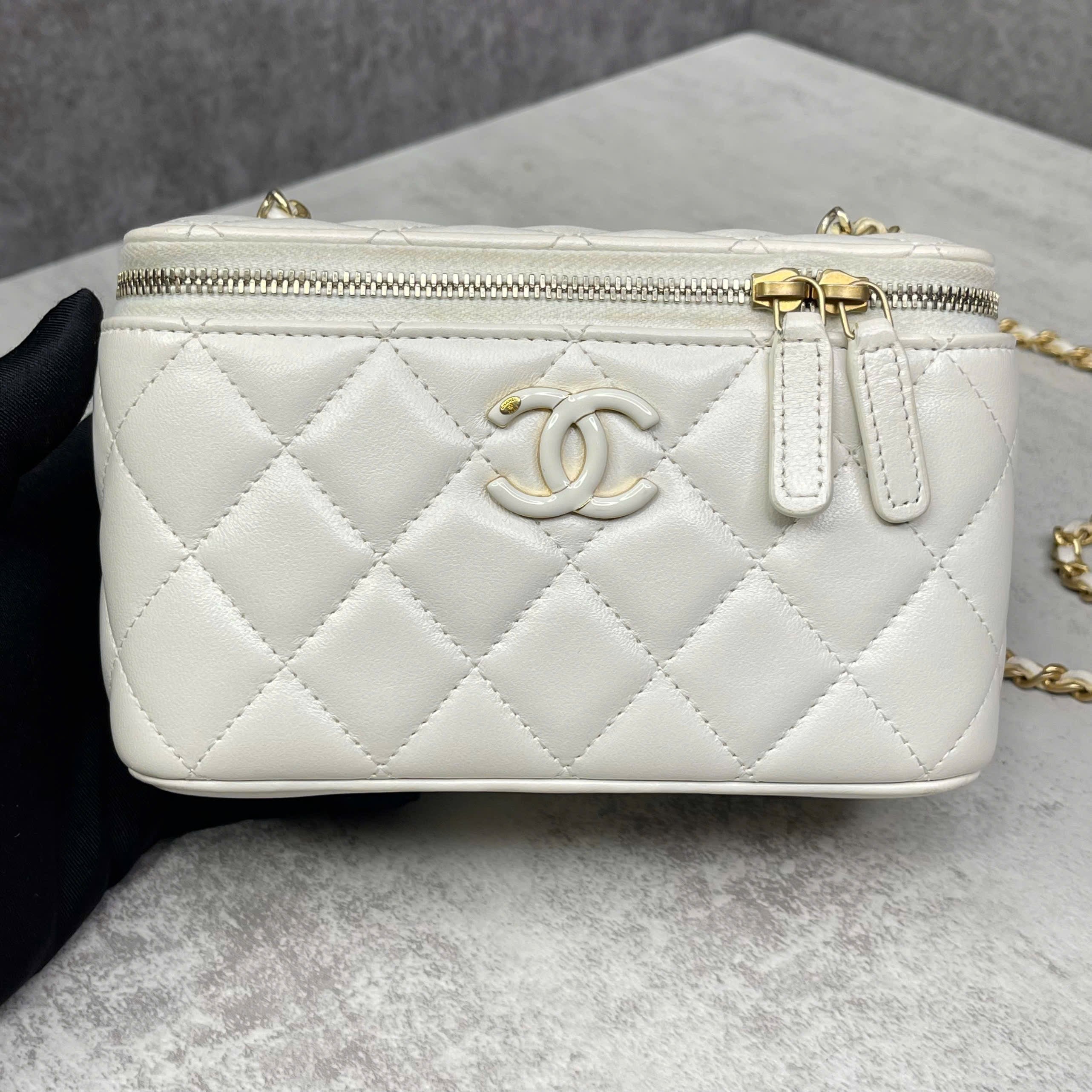 Chanel Vanity Case lambskin màu trắng phối charm CC hồng