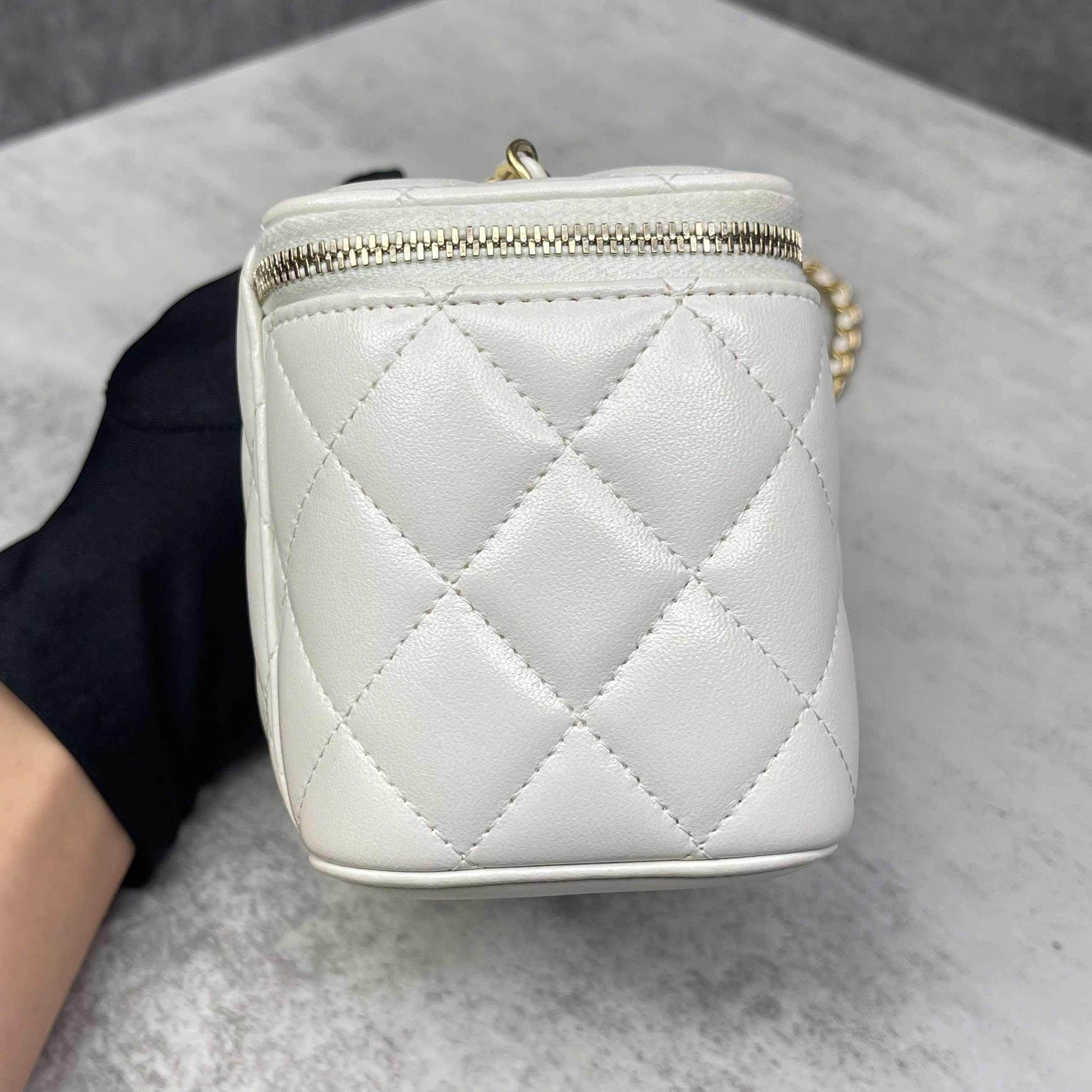 Chanel Vanity Case lambskin màu trắng phối charm CC hồng