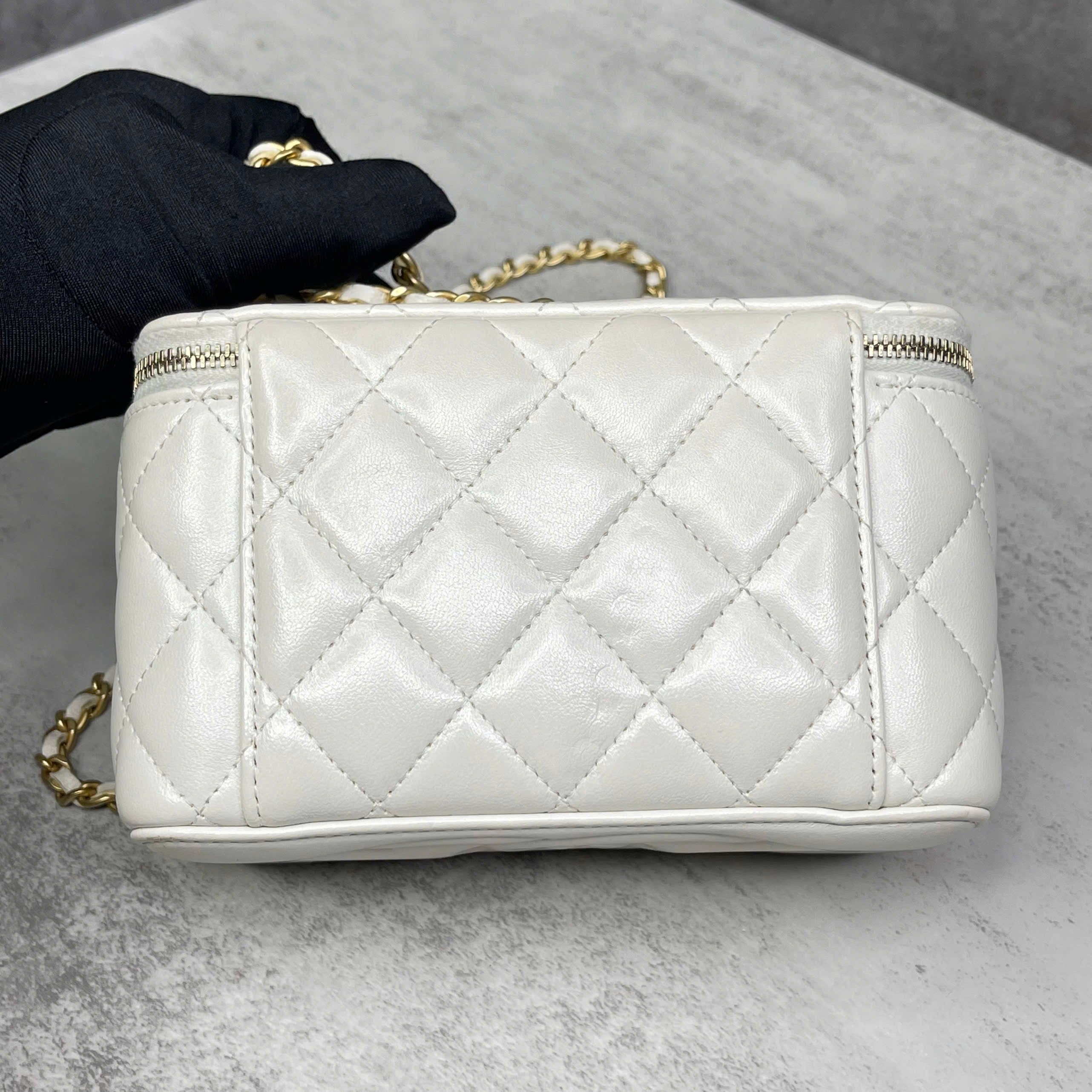 Chanel Vanity Case lambskin màu trắng phối charm CC hồng