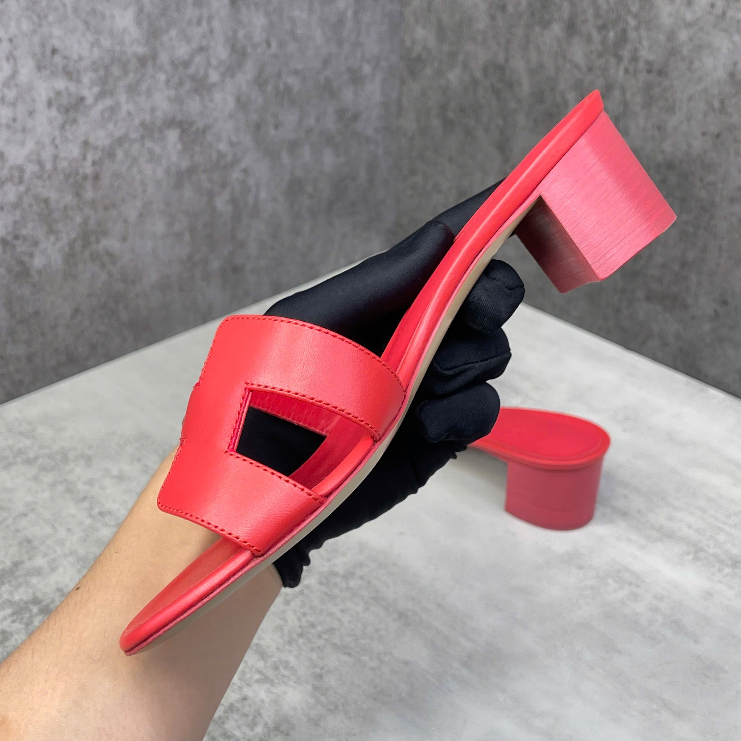 Dép Hermès Oasis sandal gót vuông màu đỏ size 36