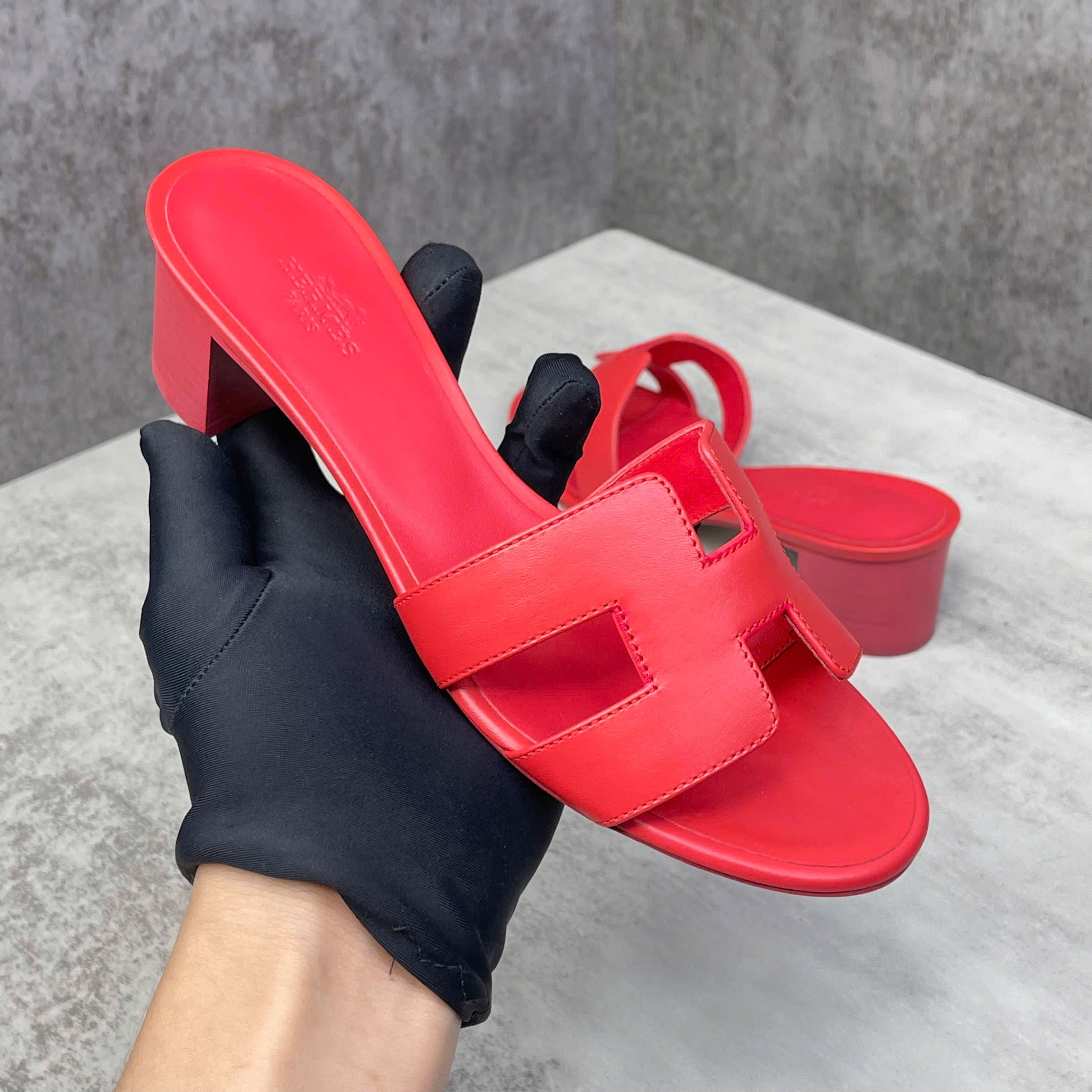 Dép Hermès Oasis sandal gót vuông màu đỏ size 36