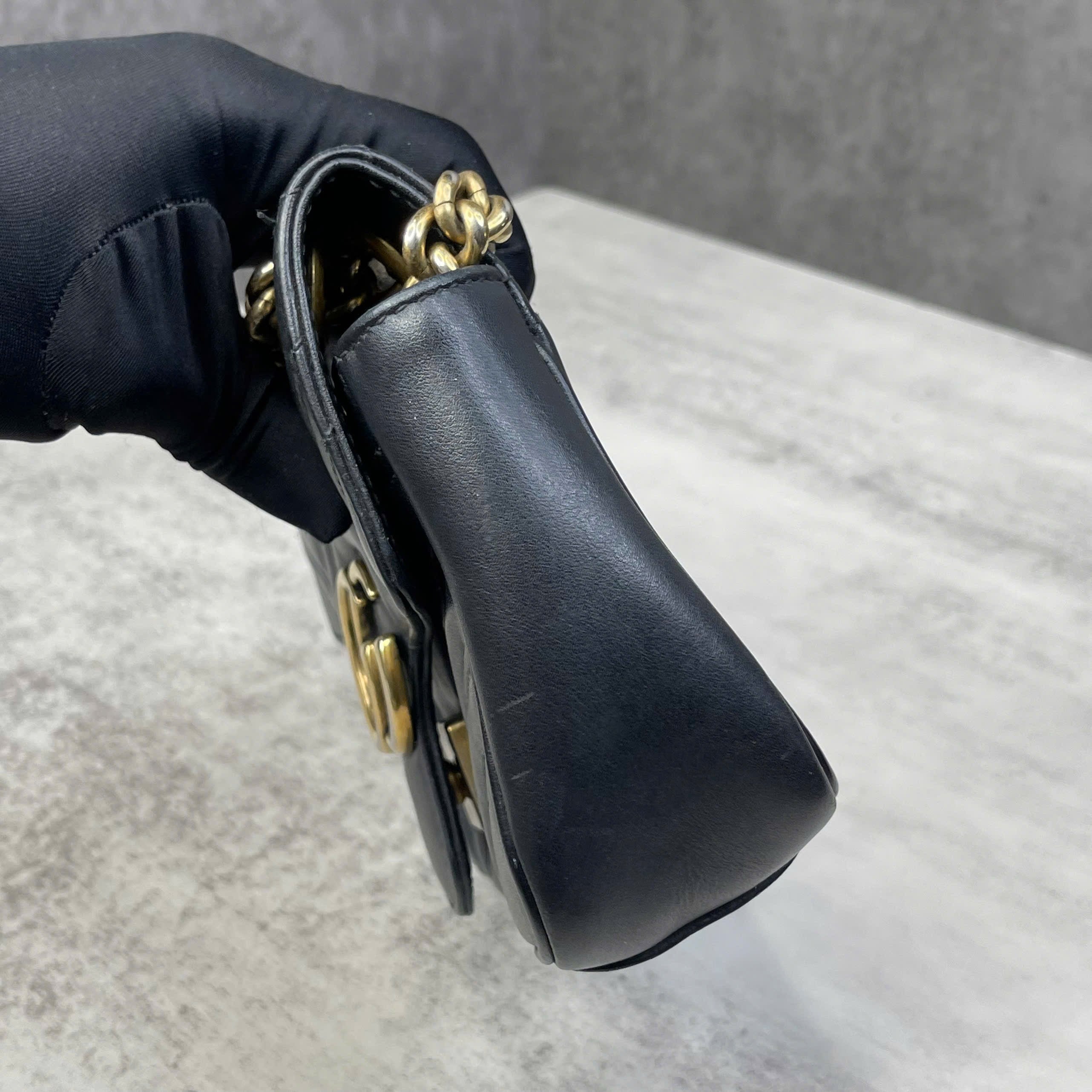 Gucci GG Marmont matelassé da đen – size 22