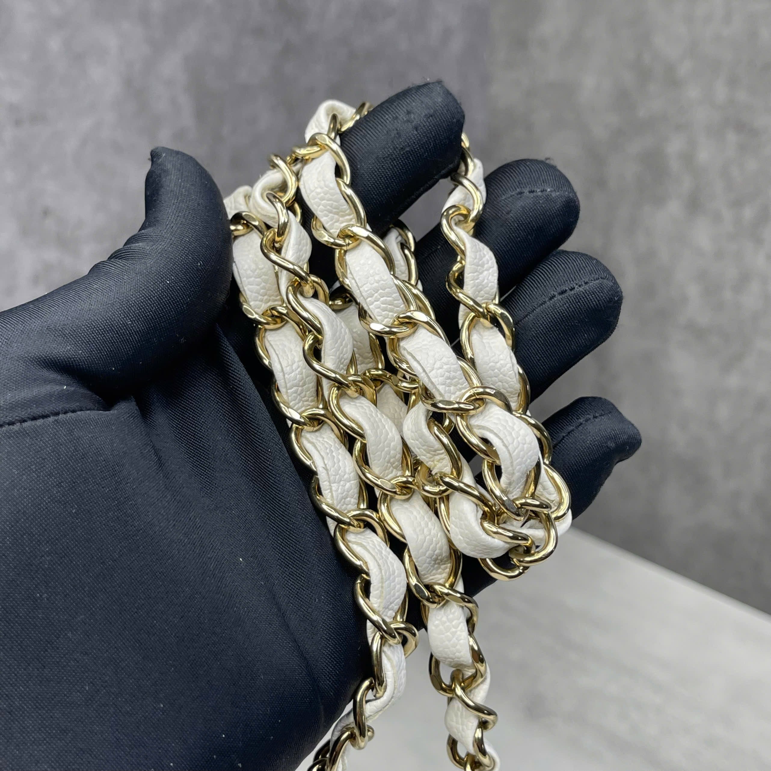 Chanel Classic Flap – Trắng (Size Small)