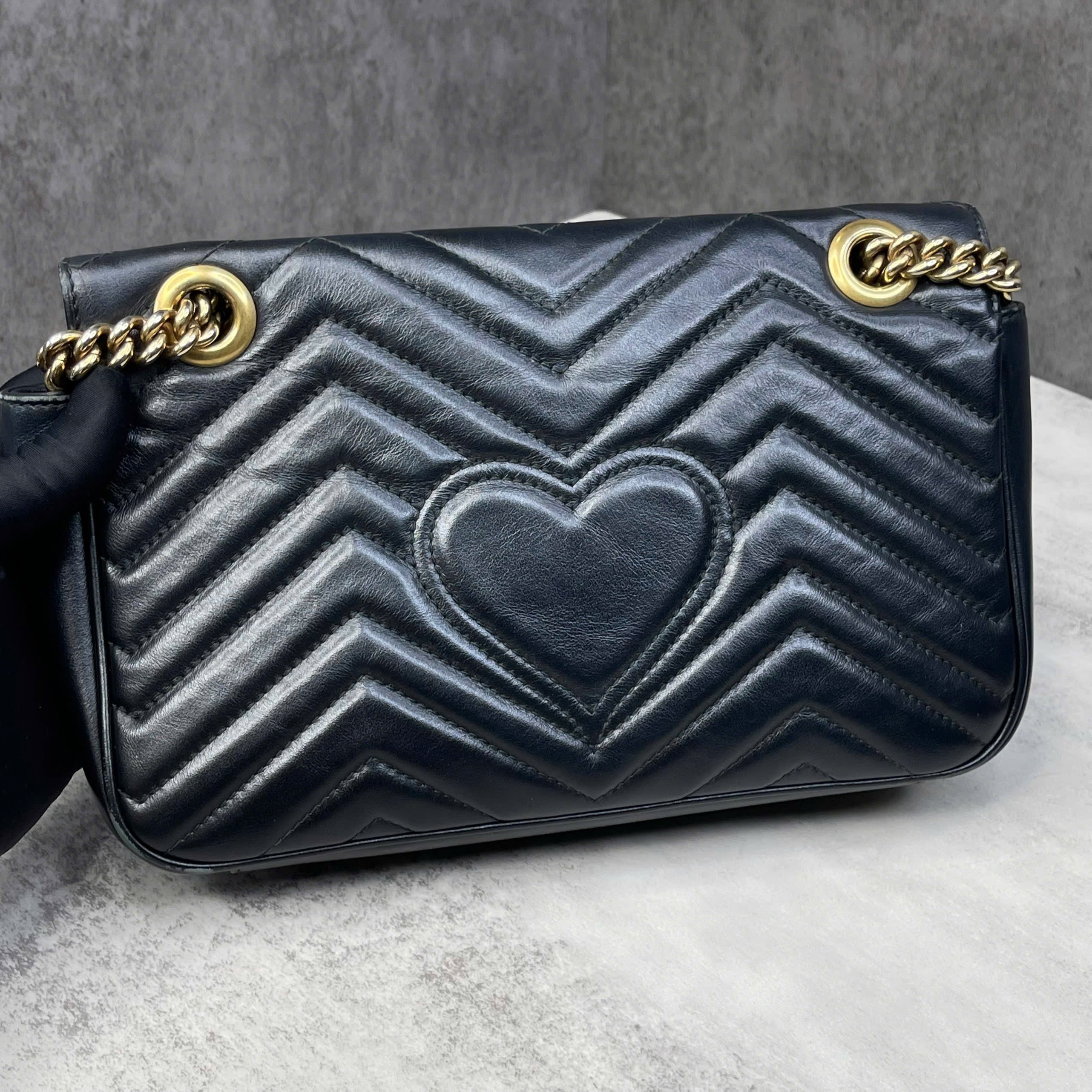 Gucci GG Marmont matelassé da đen – size 22