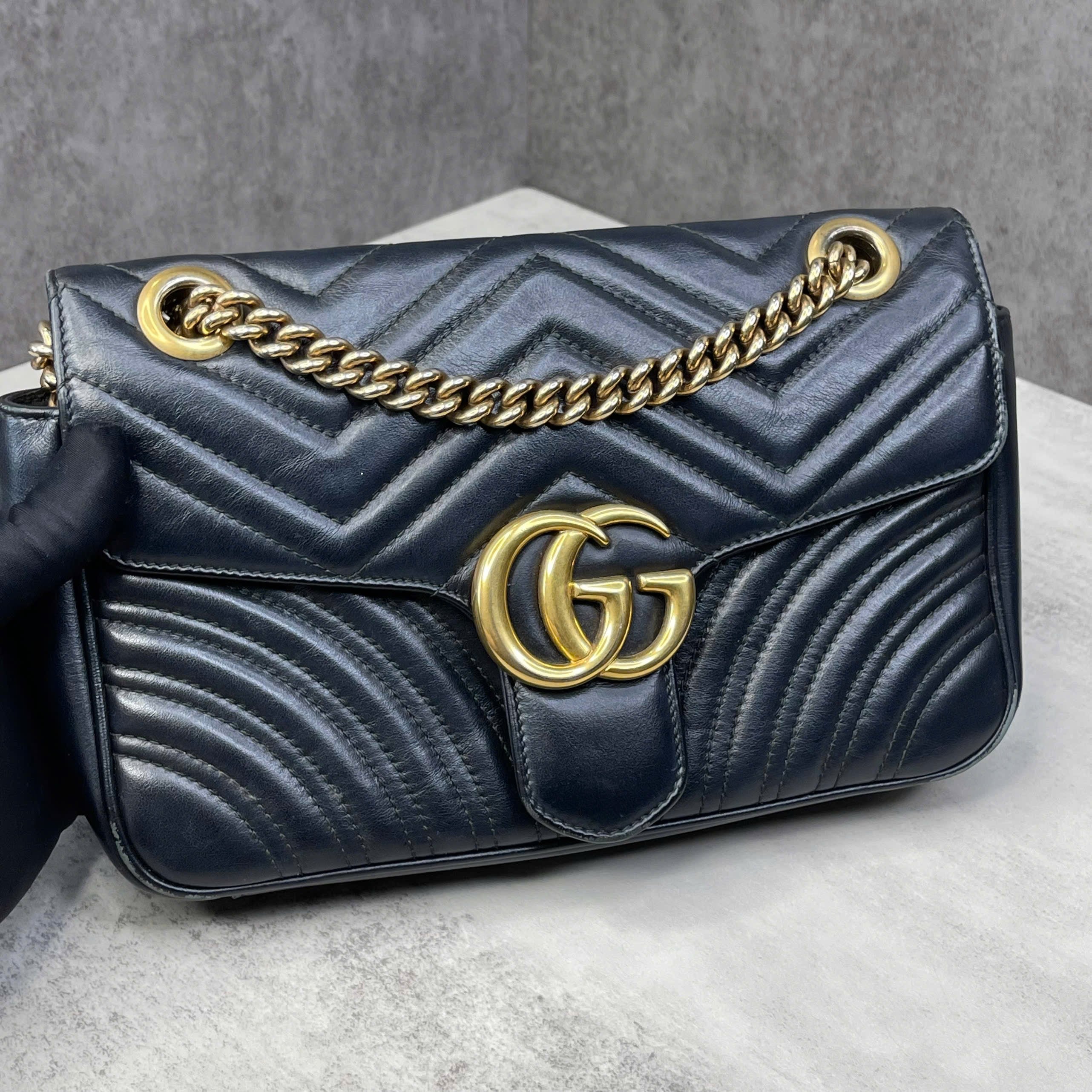 Gucci GG Marmont matelassé da đen – size 22