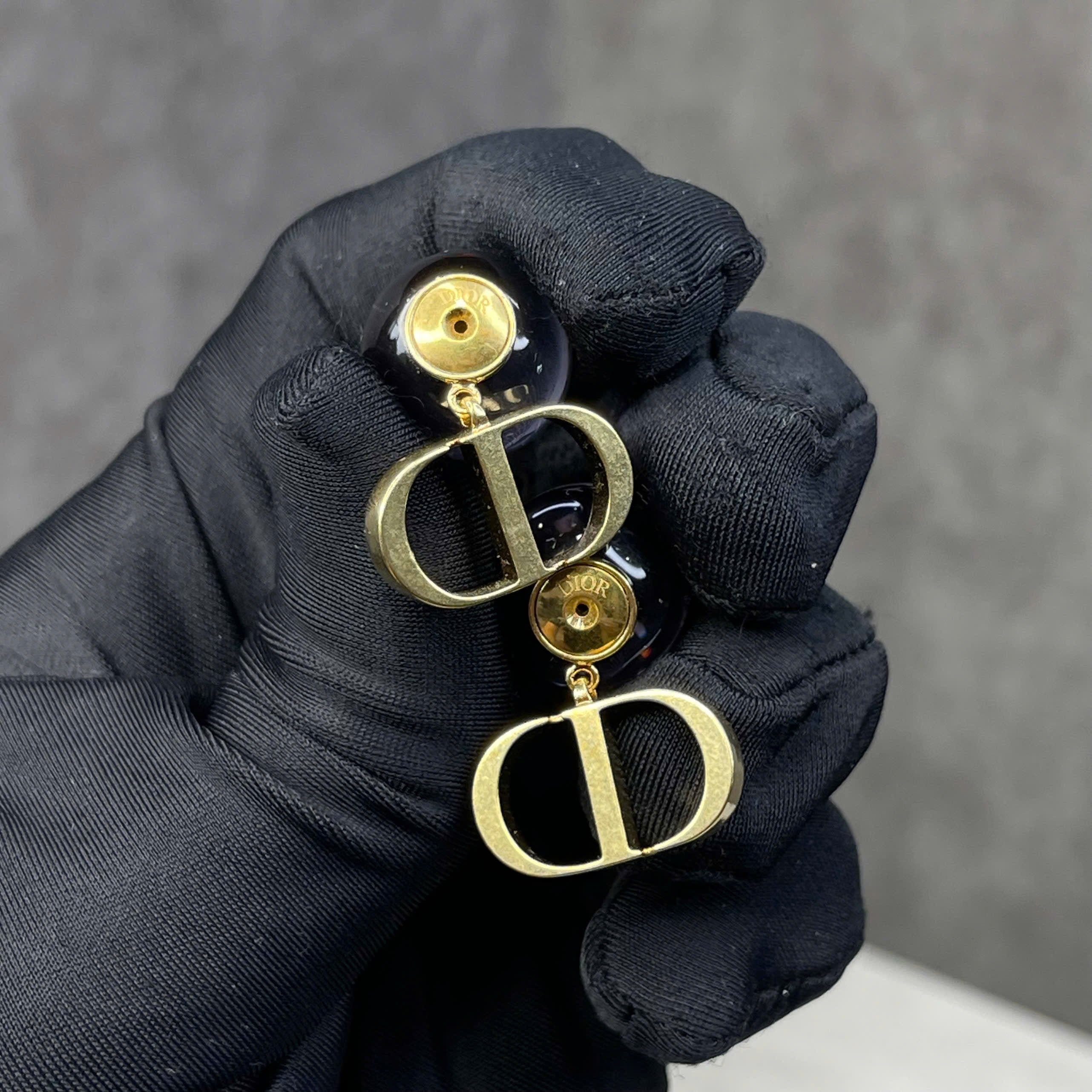 Bông tai Dior Petit CD Double – tông vàng mix charm thủy tinh