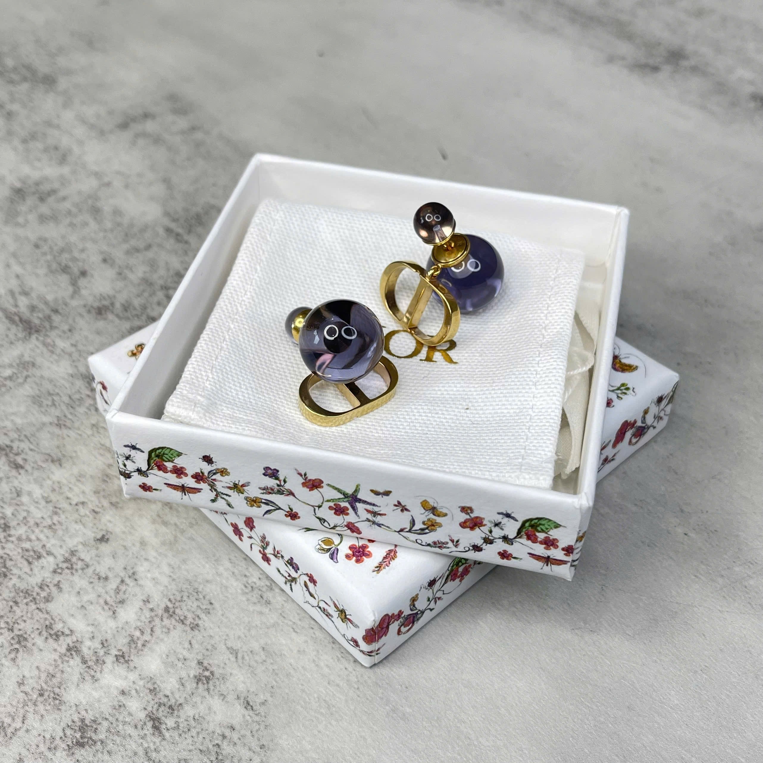 Bông tai Dior Petit CD Double – tông vàng mix charm thủy tinh