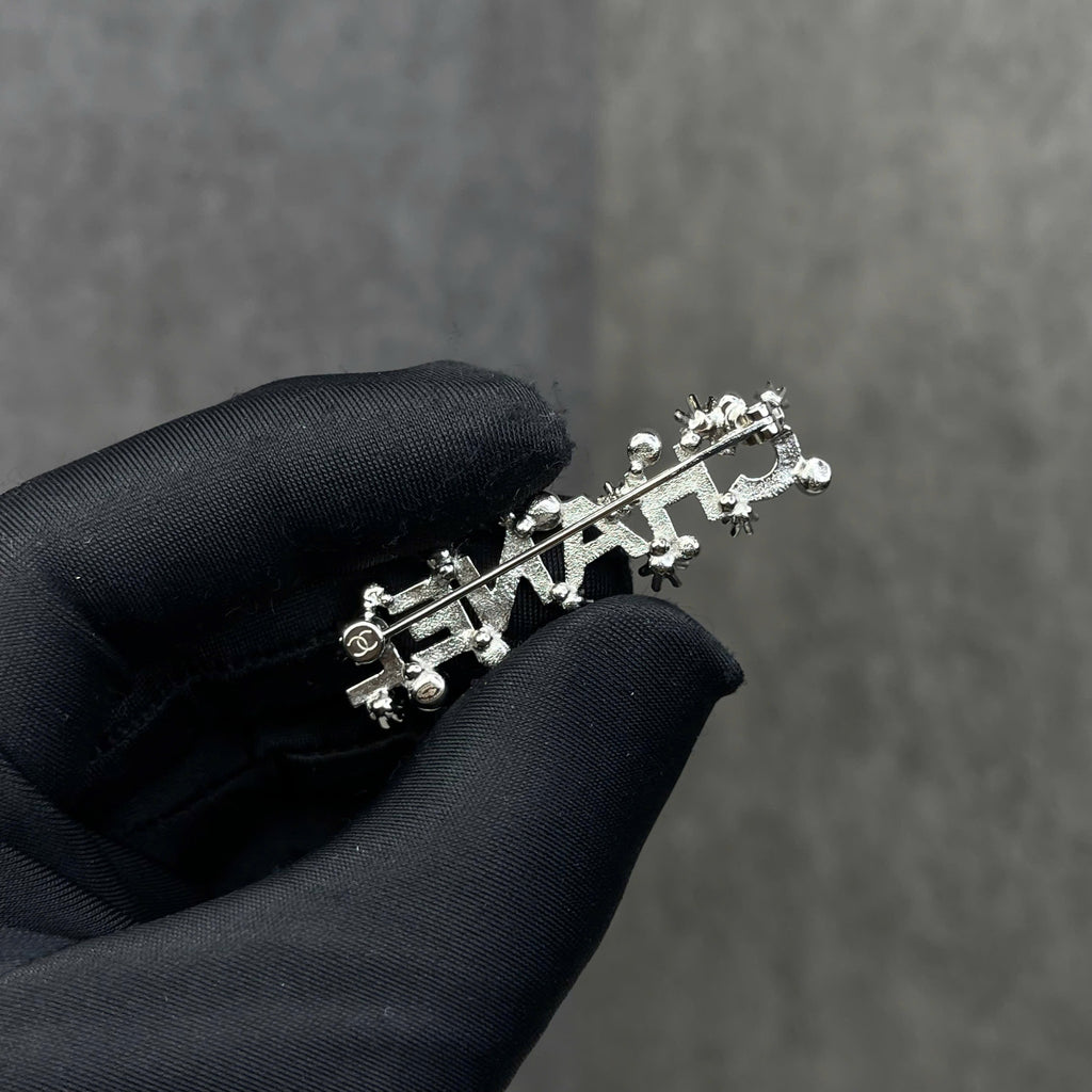 Cài áo Chanel Logo đính đá