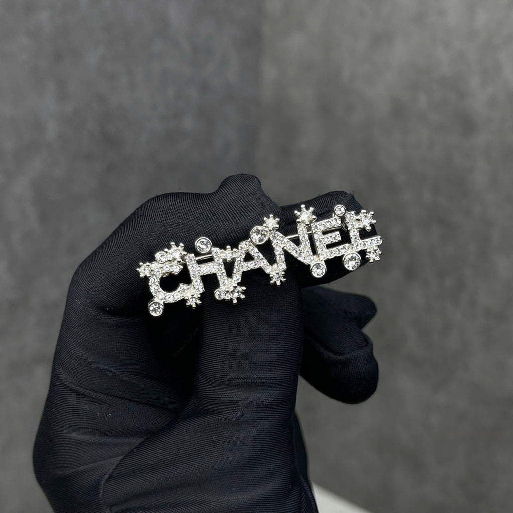Cài áo Chanel Logo đính đá