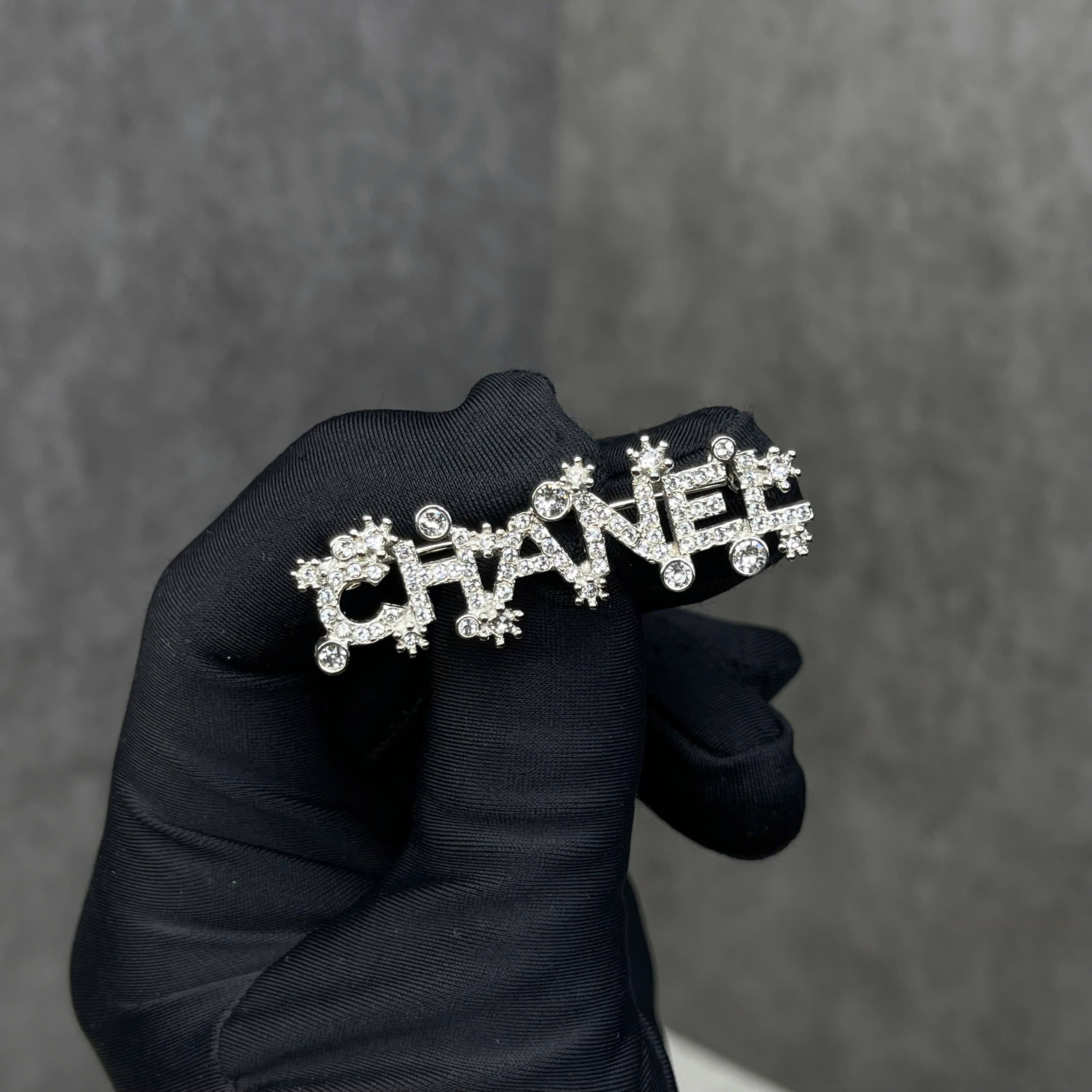 Cài áo Chanel Logo đính đá