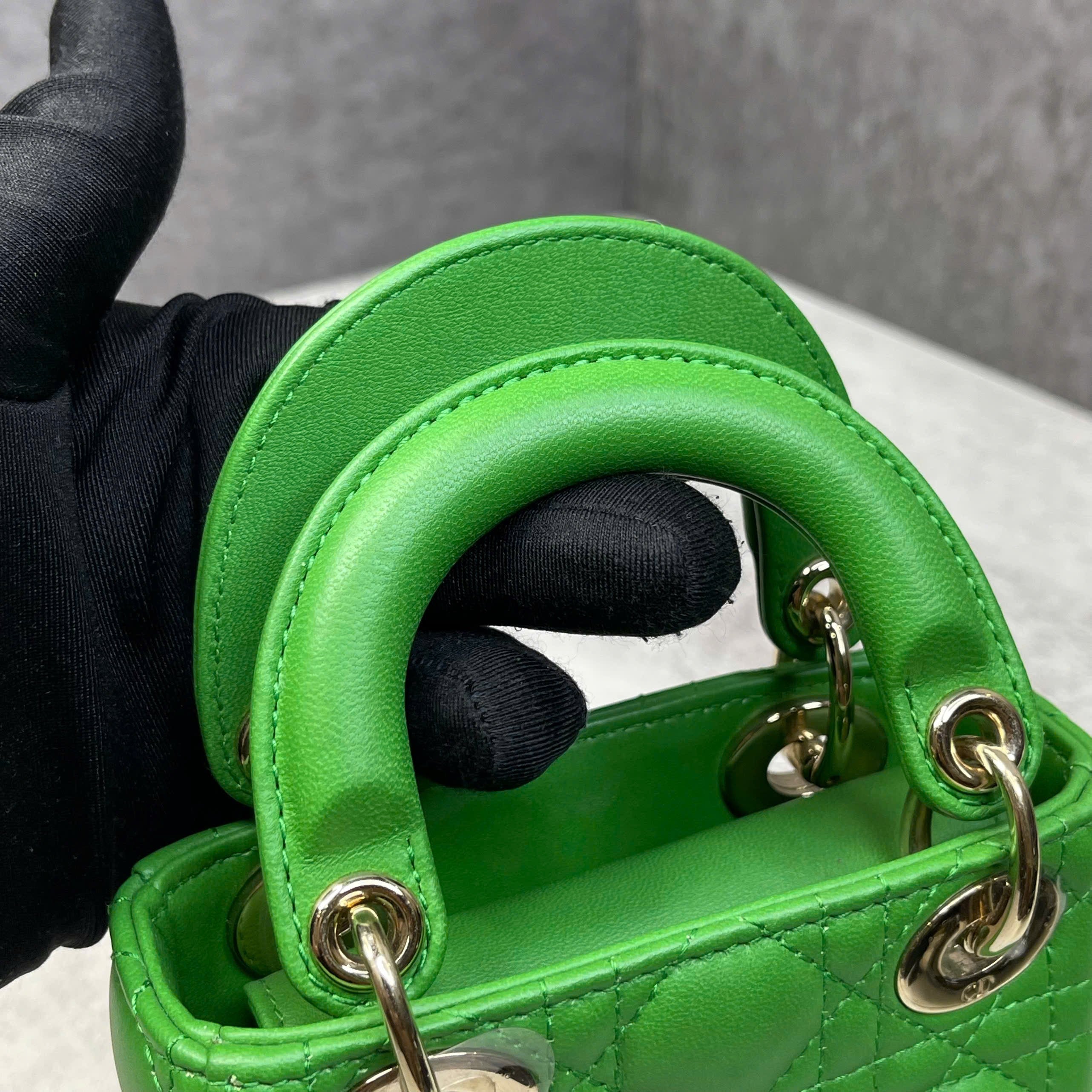 Lady Dior Micro màu xanh lá