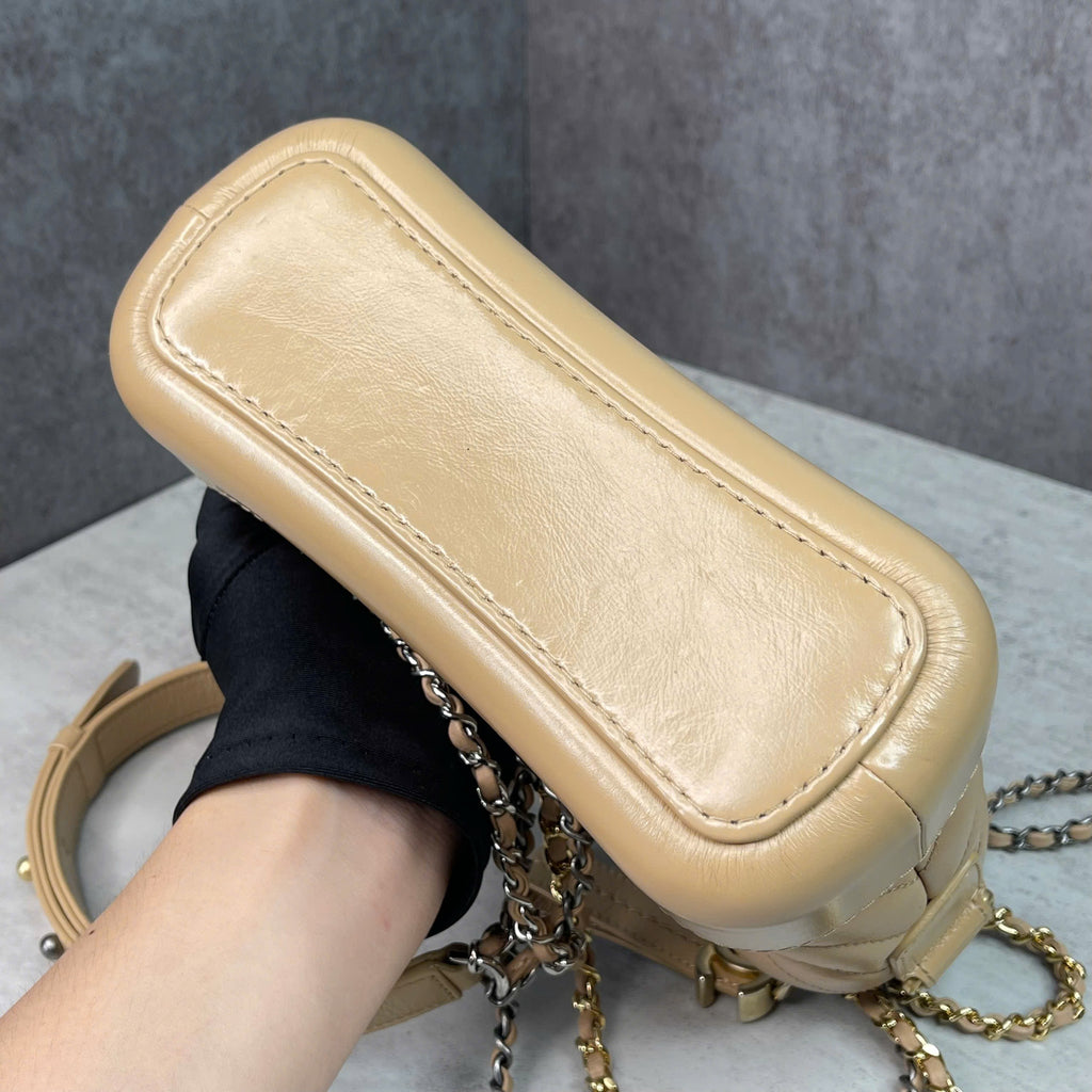 Chanel Gabrielle Hobo da bê màu beige