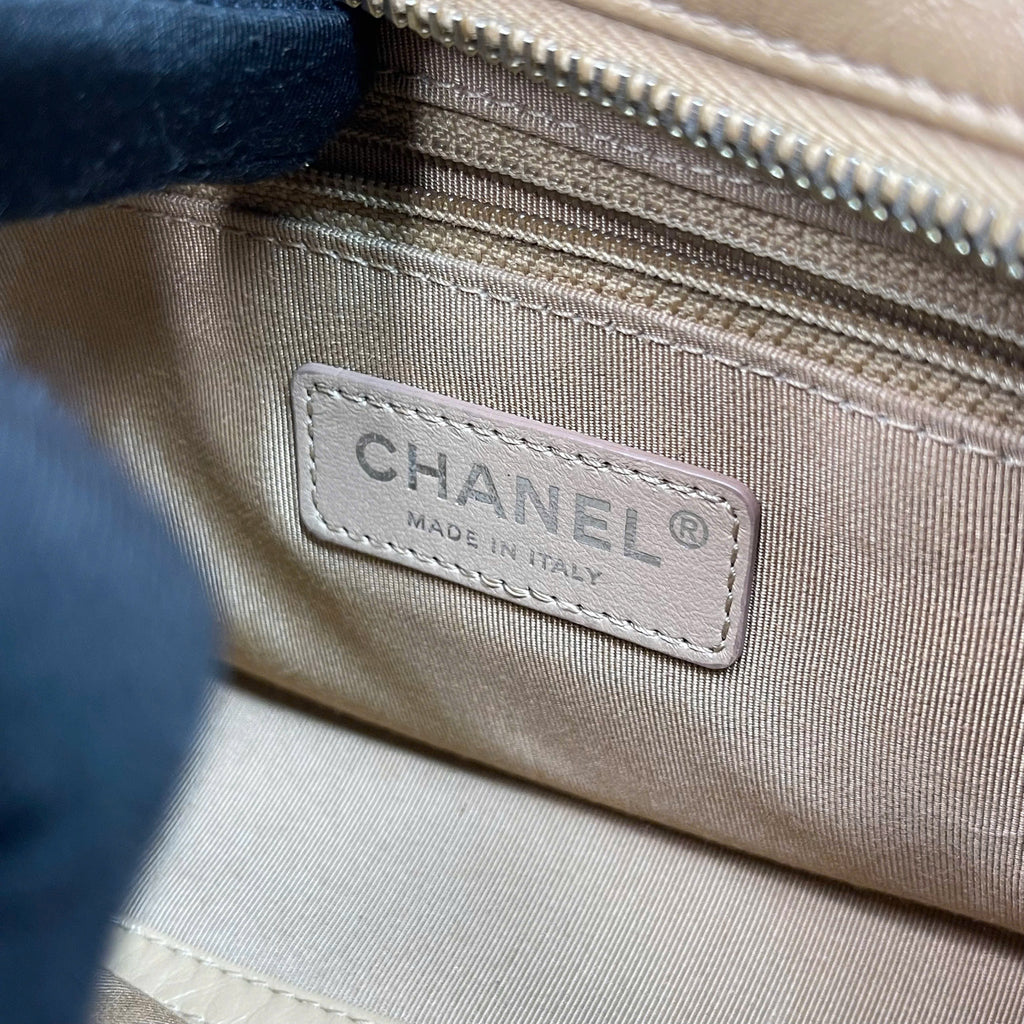 Chanel Gabrielle Hobo da bê màu beige