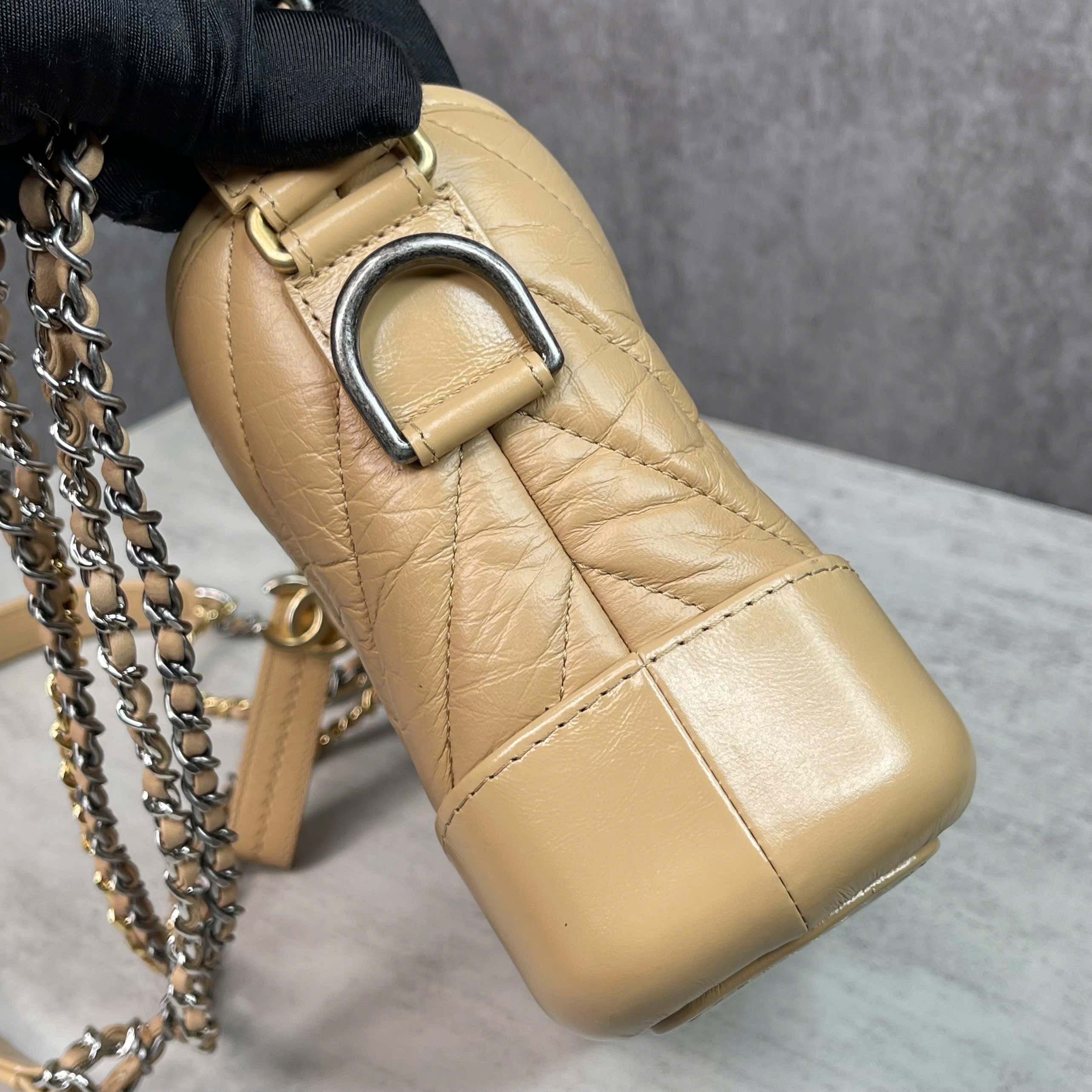 Chanel Gabrielle Hobo da bê màu beige