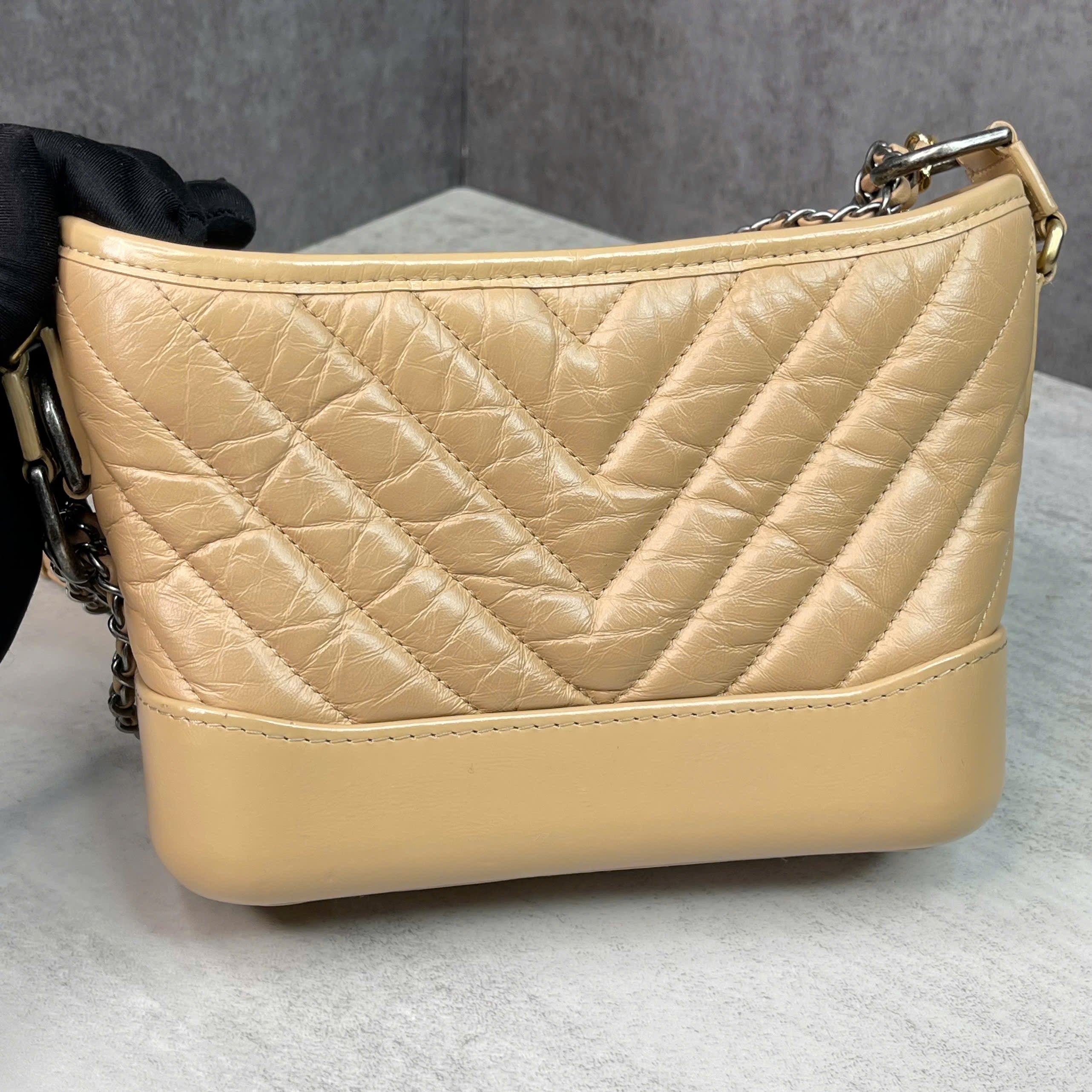 Chanel Gabrielle Hobo da bê màu beige