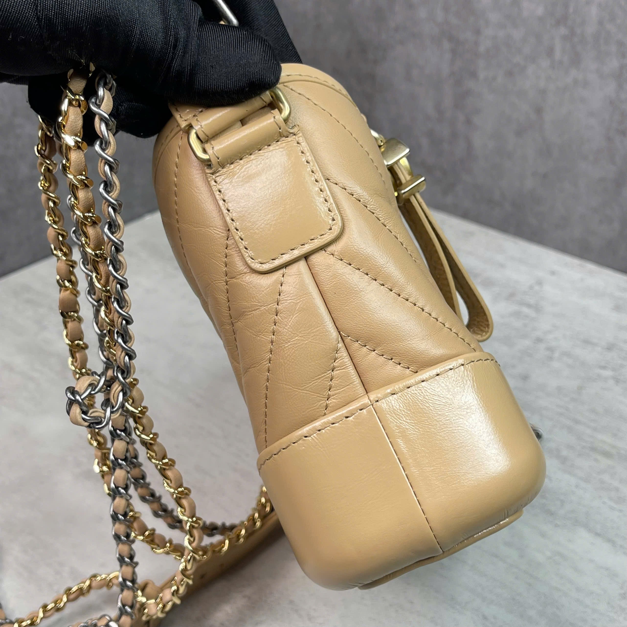 Chanel Gabrielle Hobo da bê màu beige