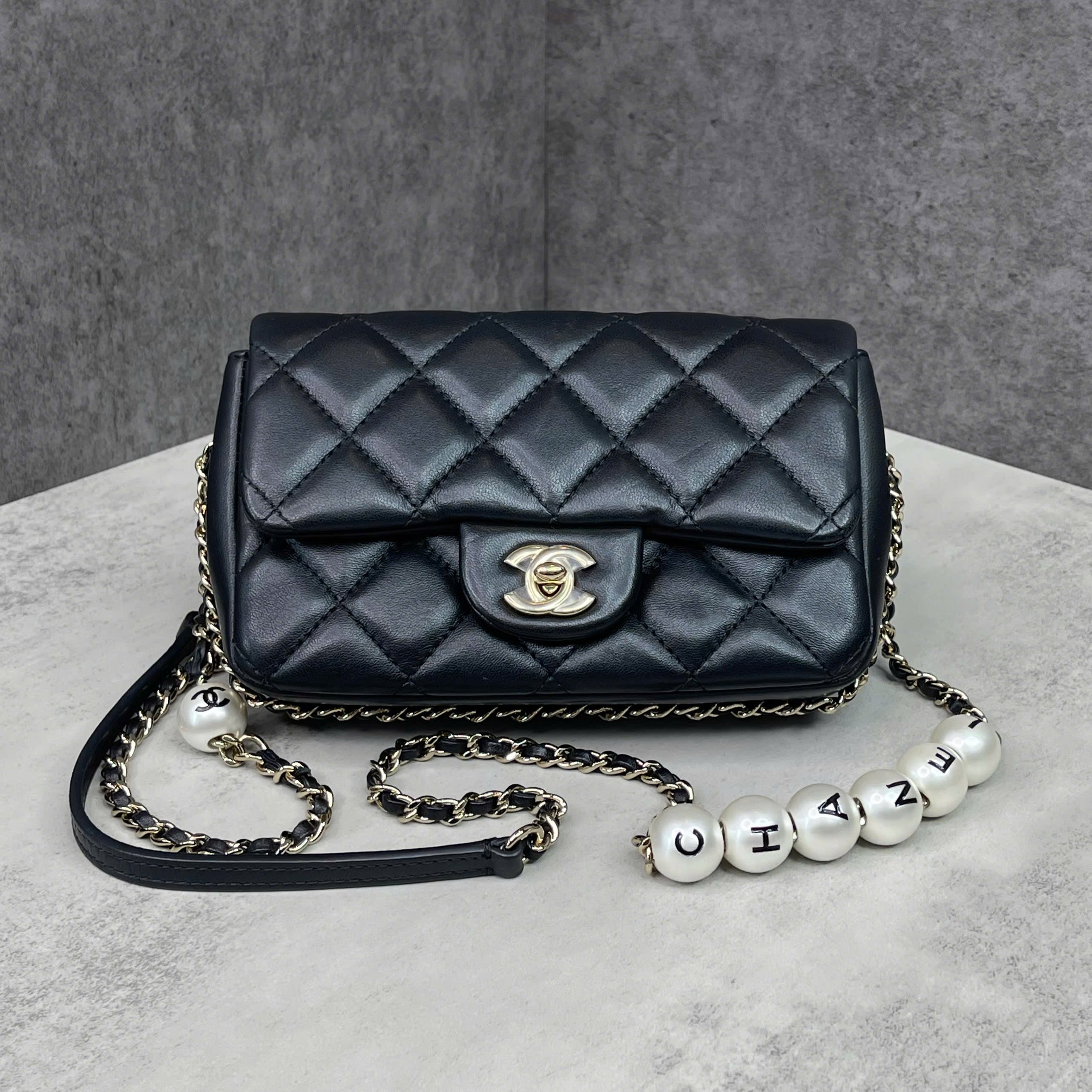 Chanel Mini đen