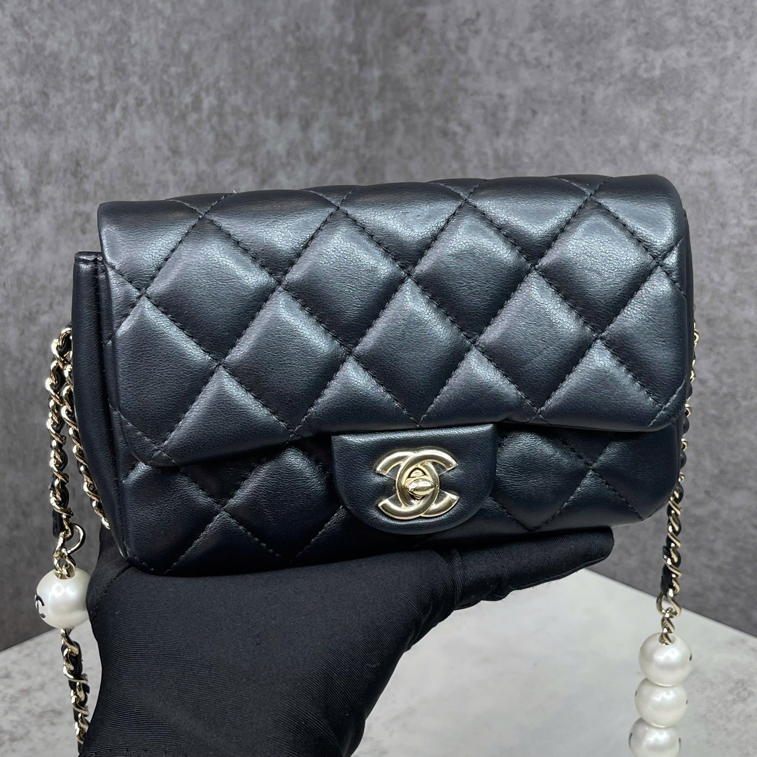Chanel Mini đen