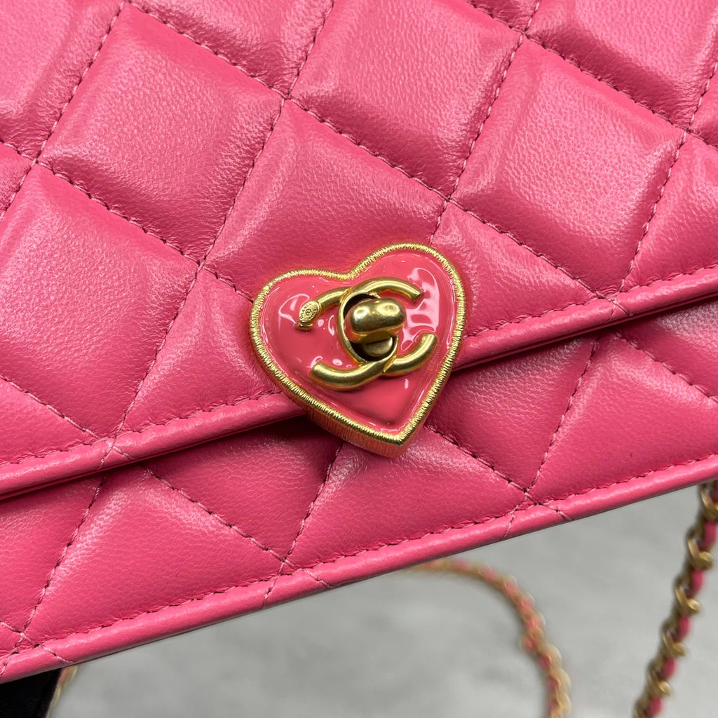 Chanel mini hồng khóa tim