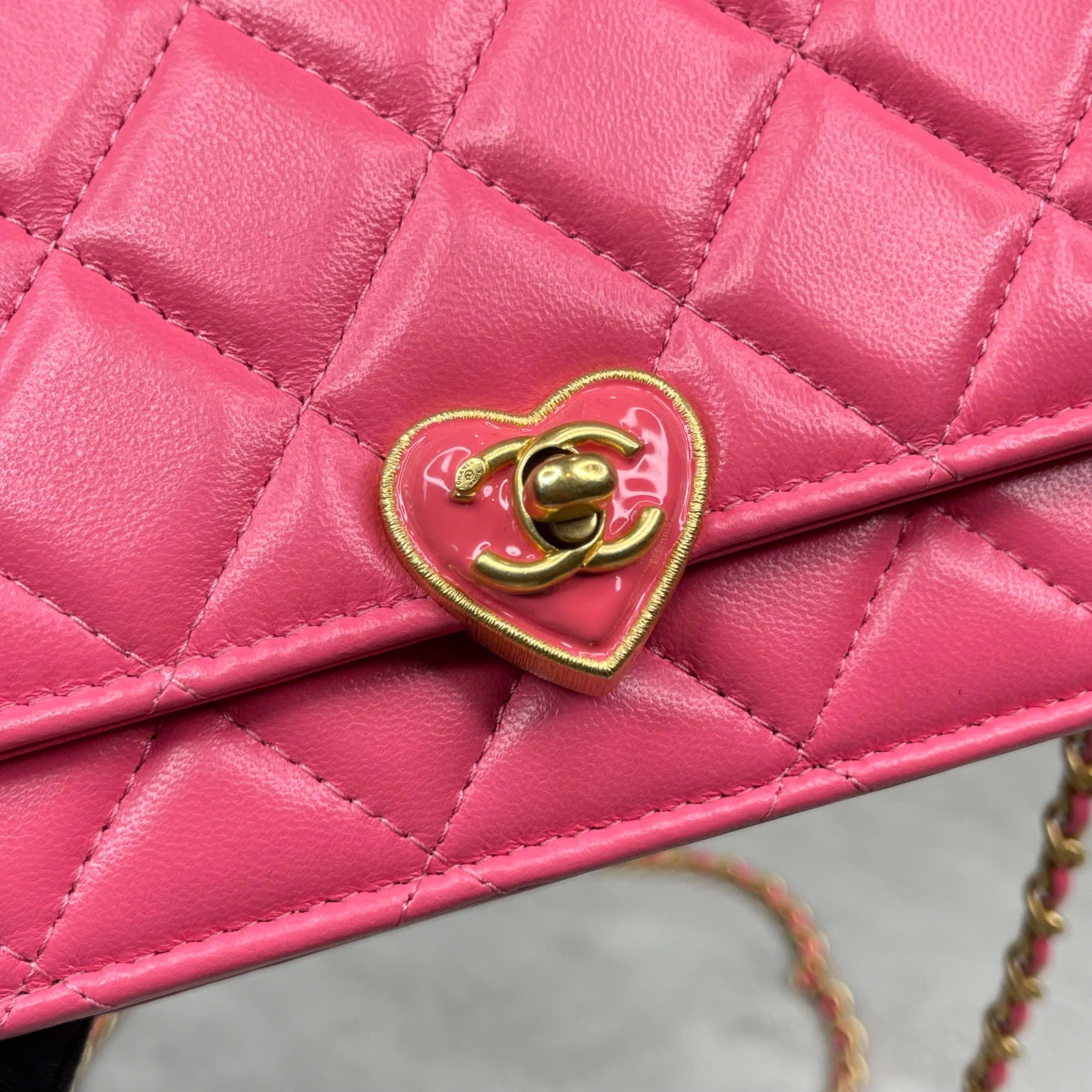 Chanel mini hồng khóa tim