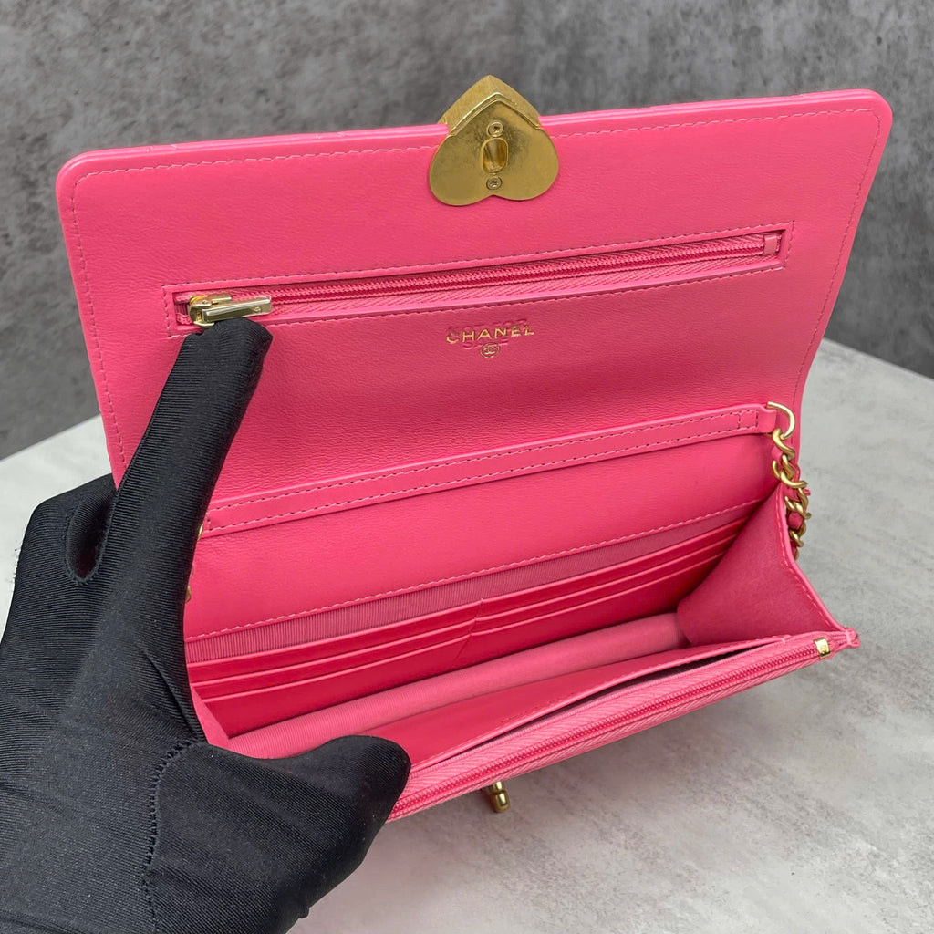 Chanel mini hồng khóa tim