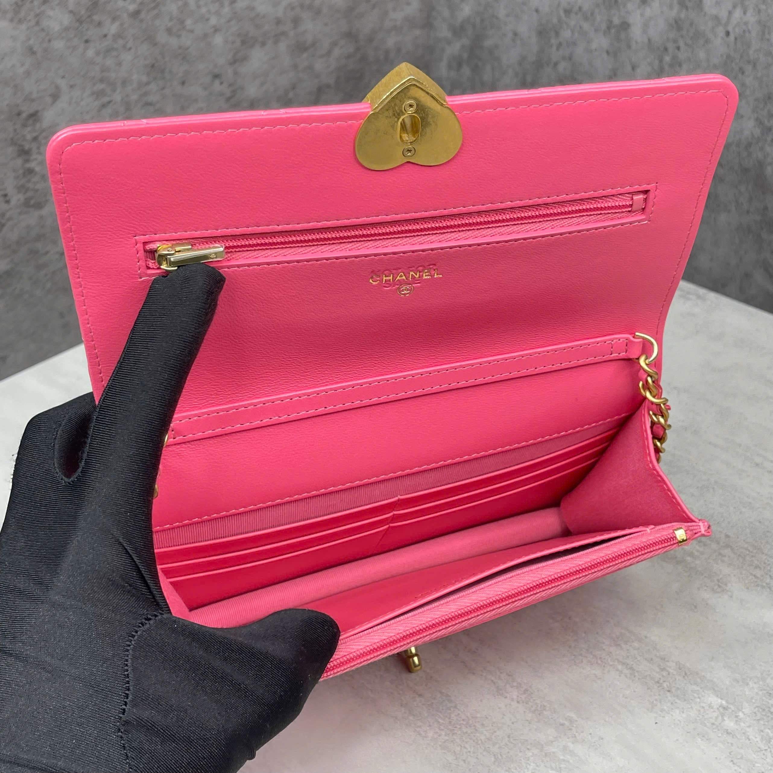 Chanel mini hồng khóa tim