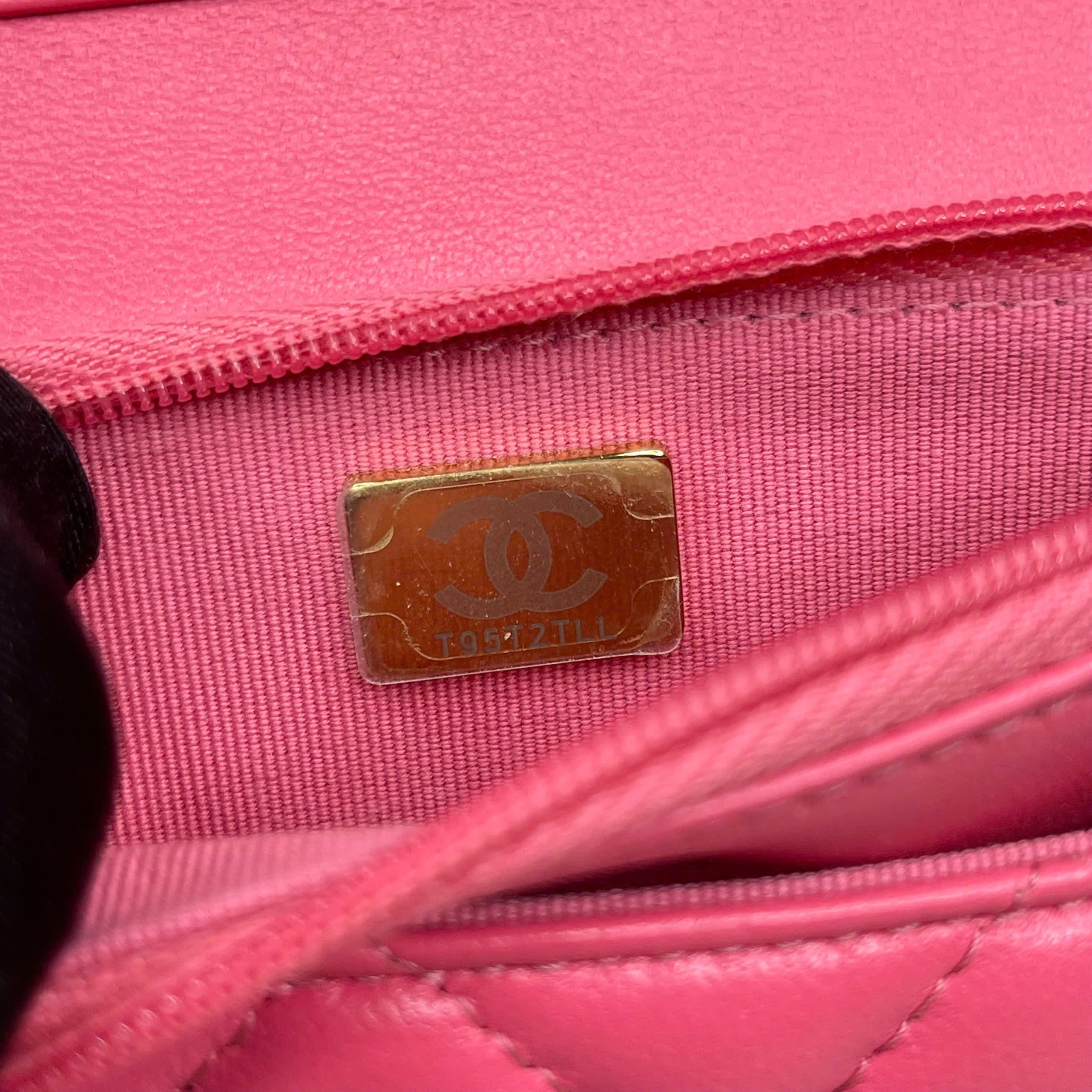 Chanel mini hồng khóa tim