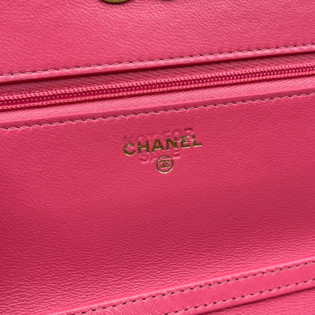 Chanel mini hồng khóa tim