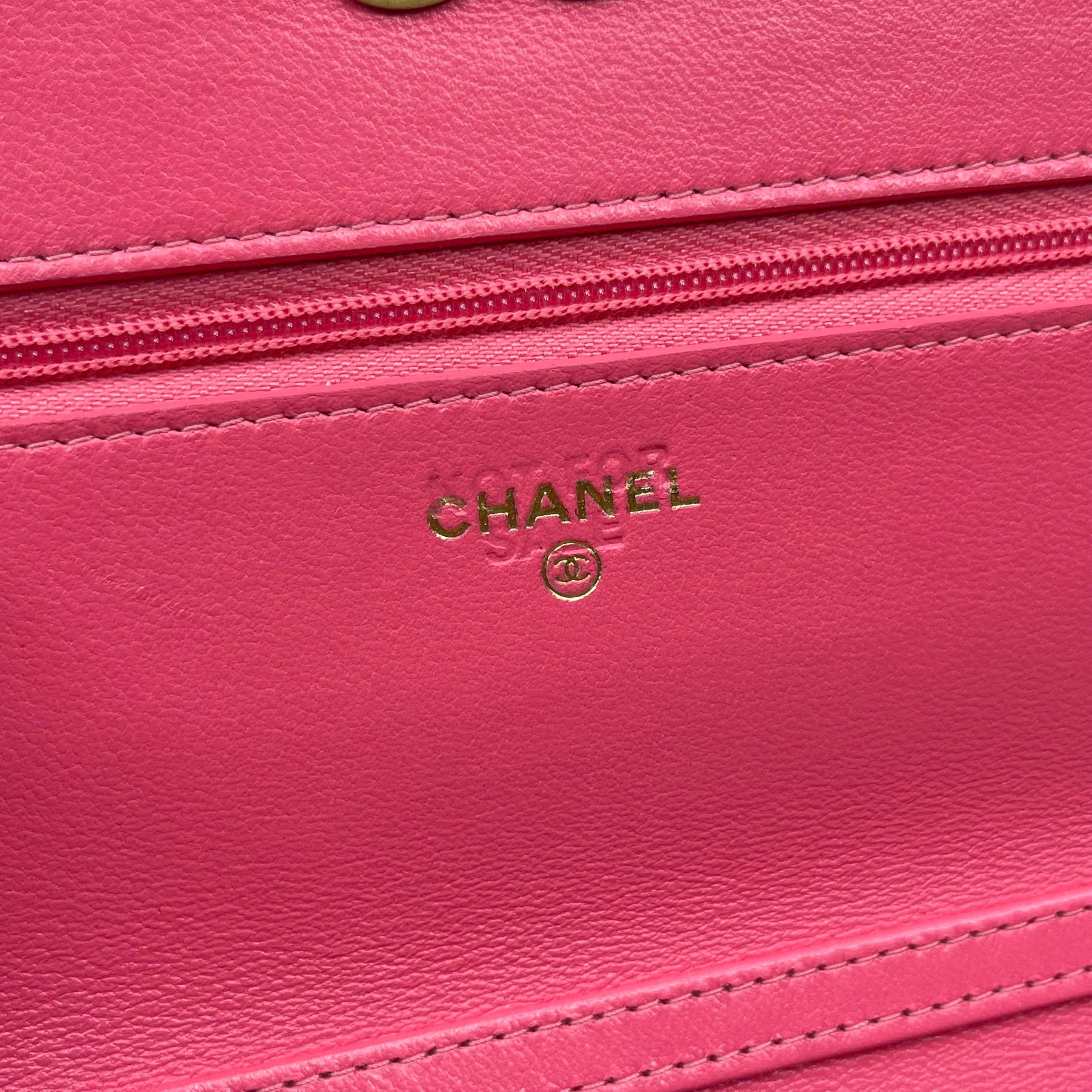 Chanel mini hồng khóa tim