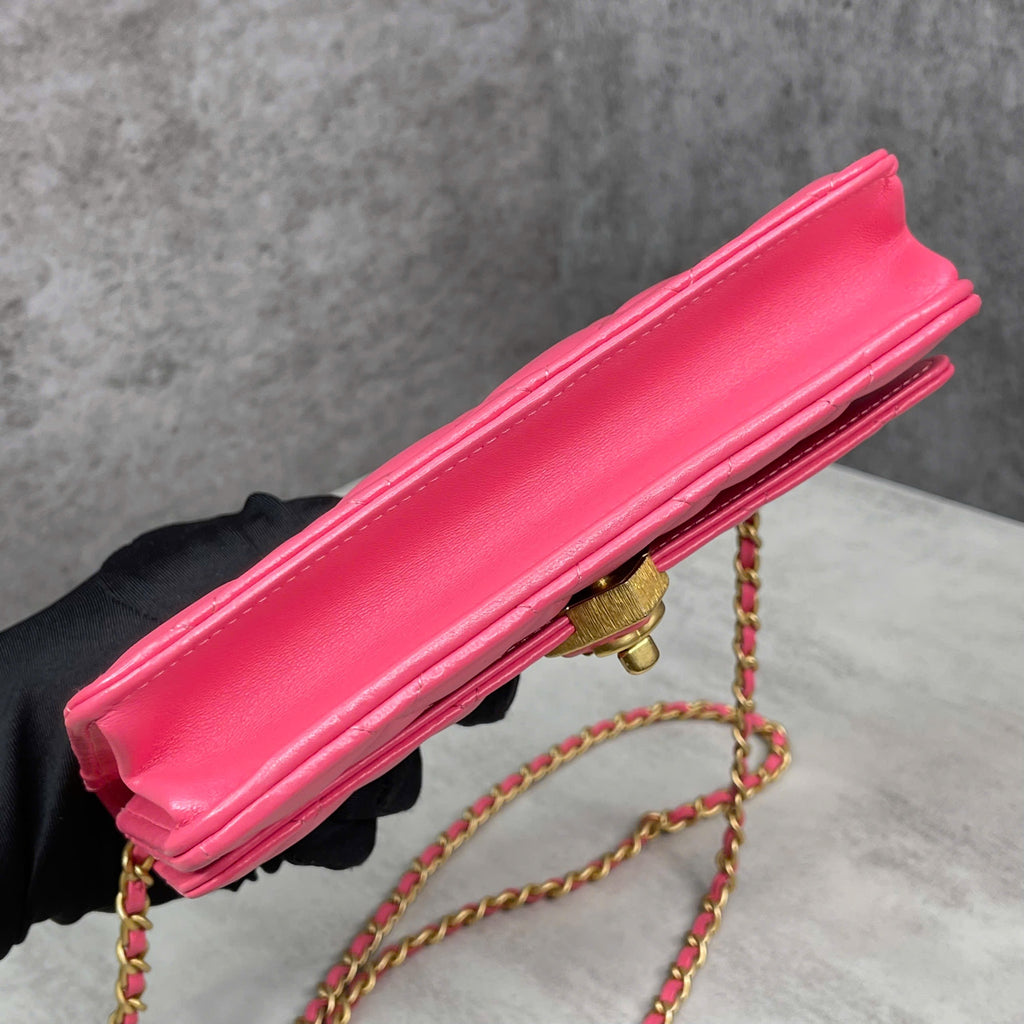 Chanel mini hồng khóa tim