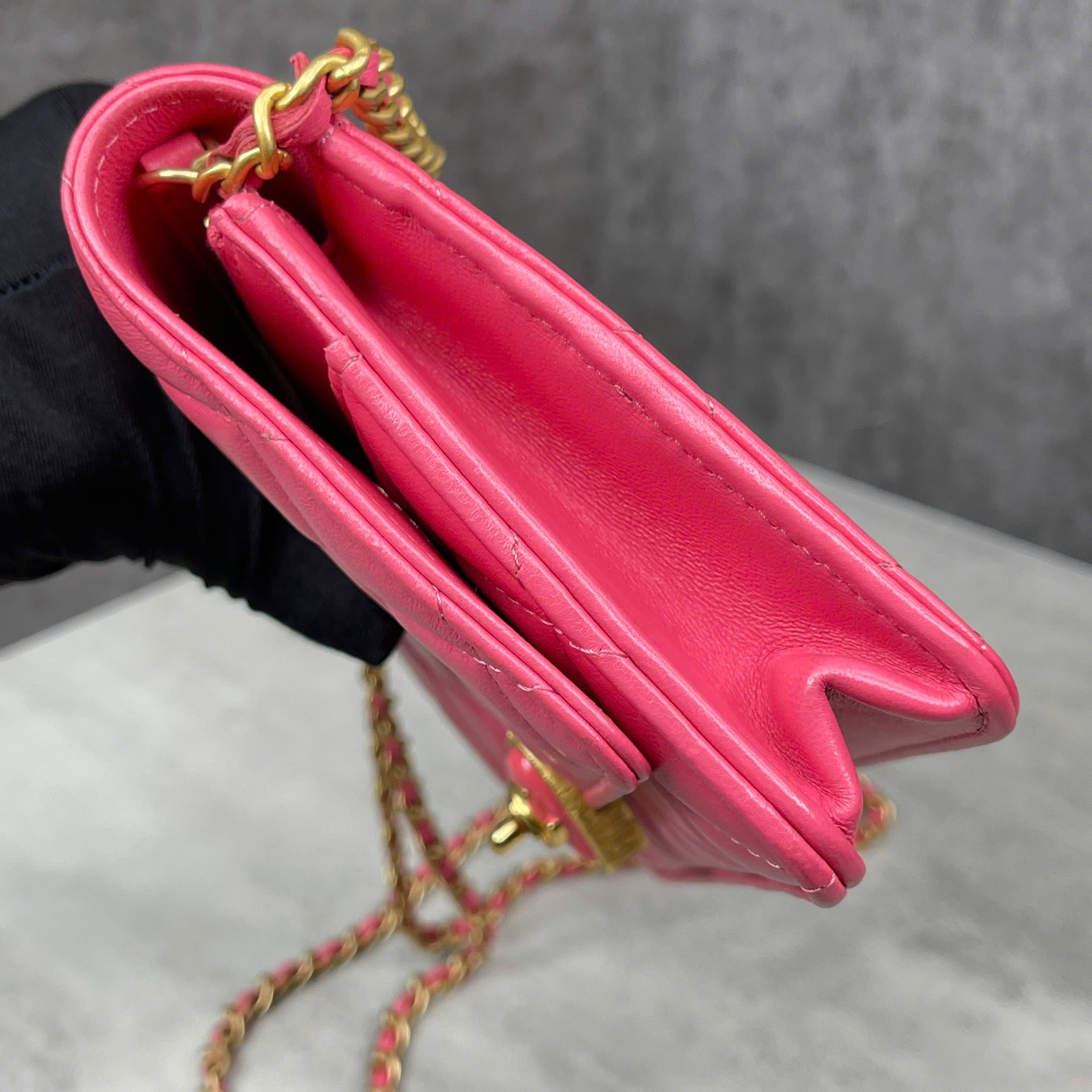 Chanel mini hồng khóa tim