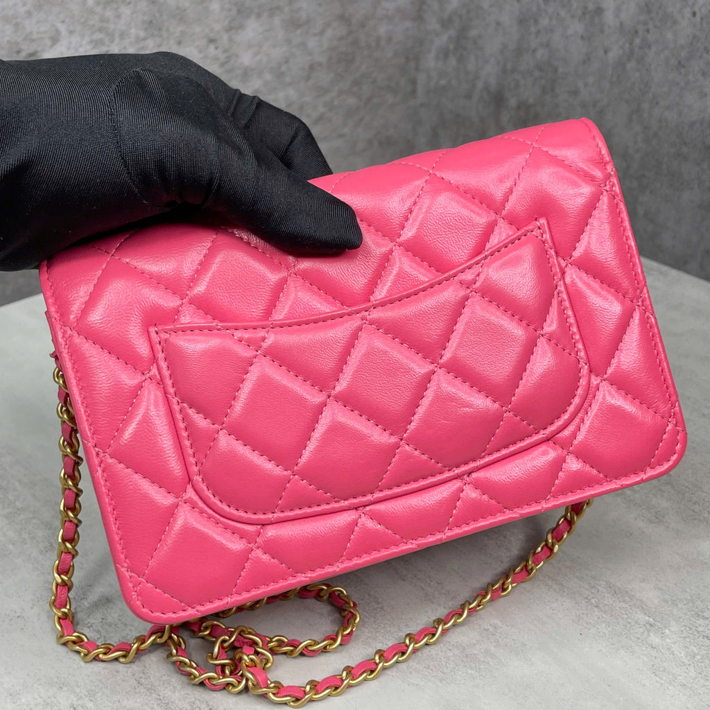 Chanel mini hồng khóa tim