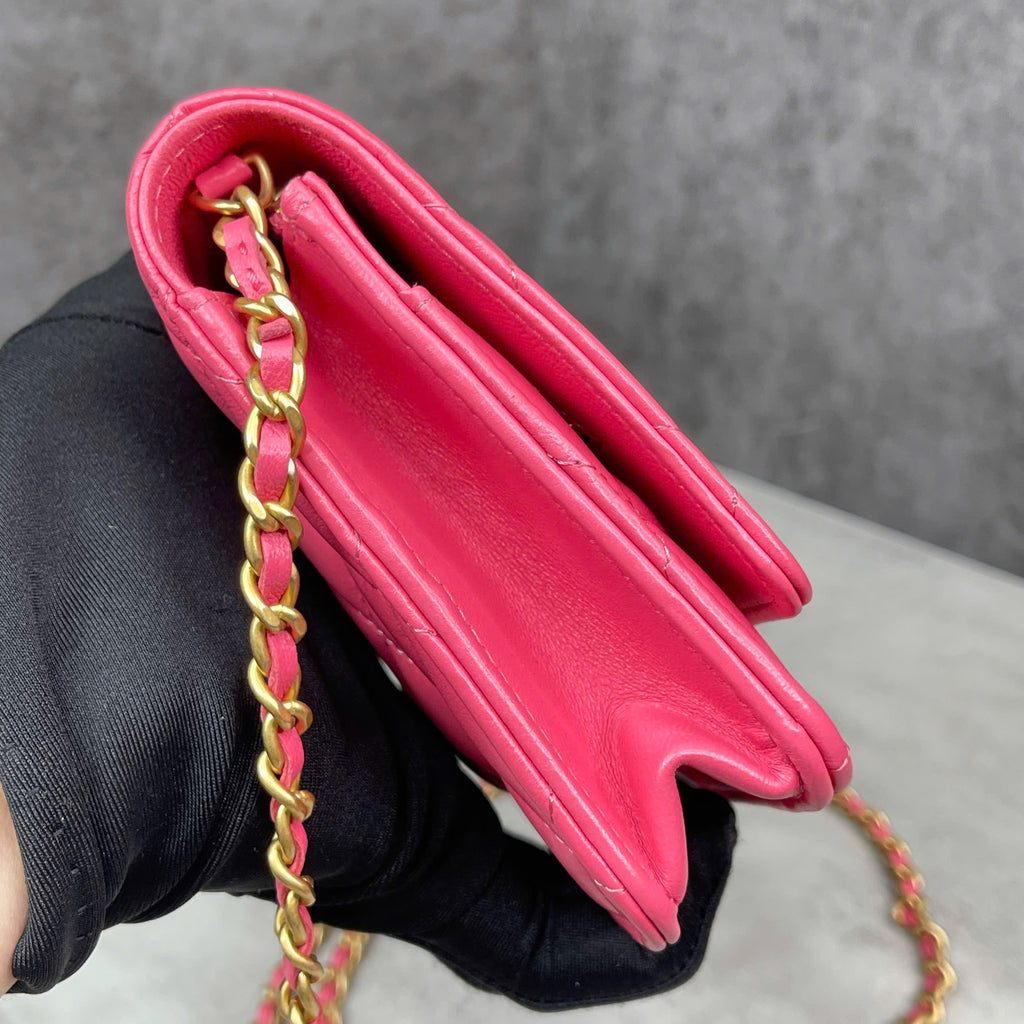 Chanel mini hồng khóa tim