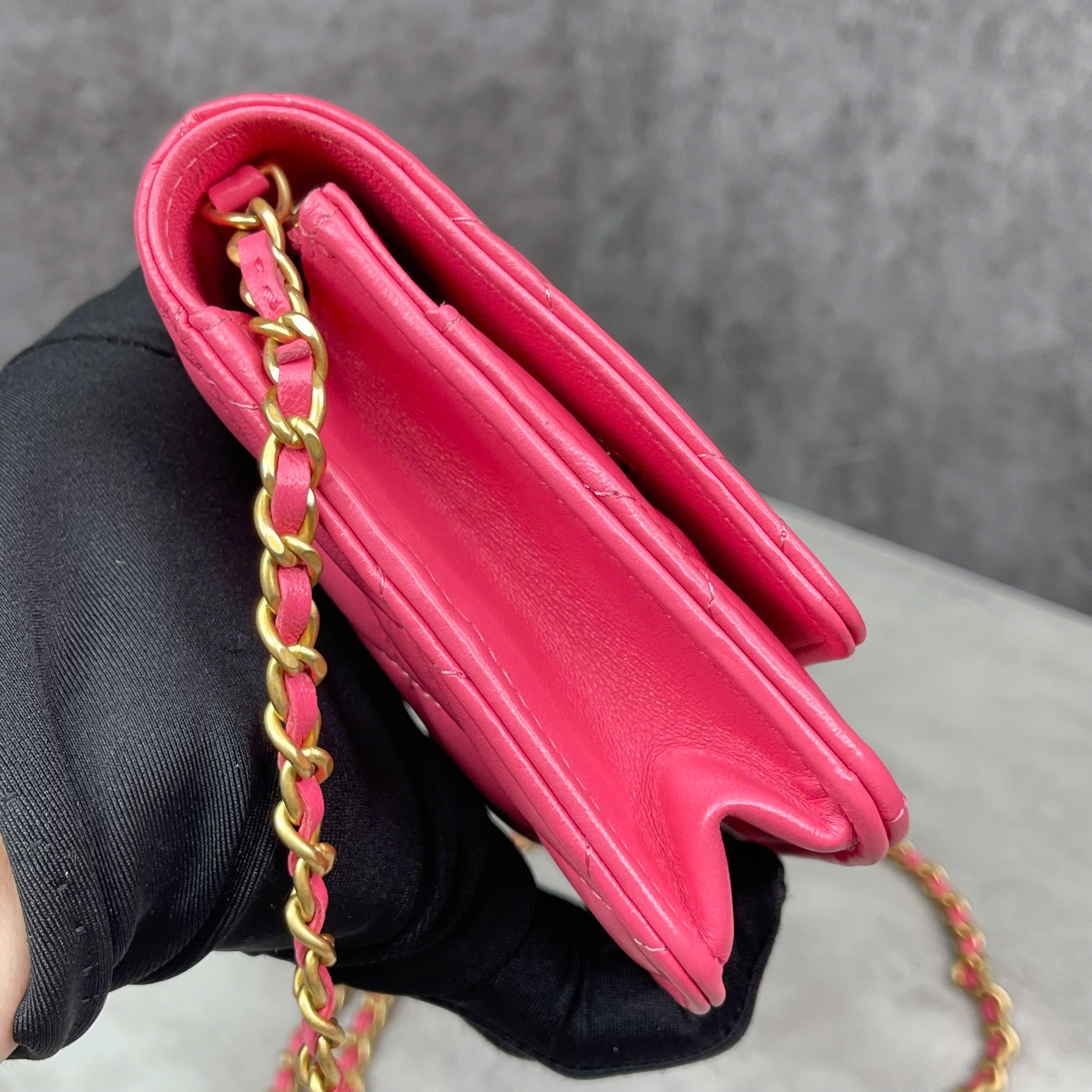 Chanel mini hồng khóa tim