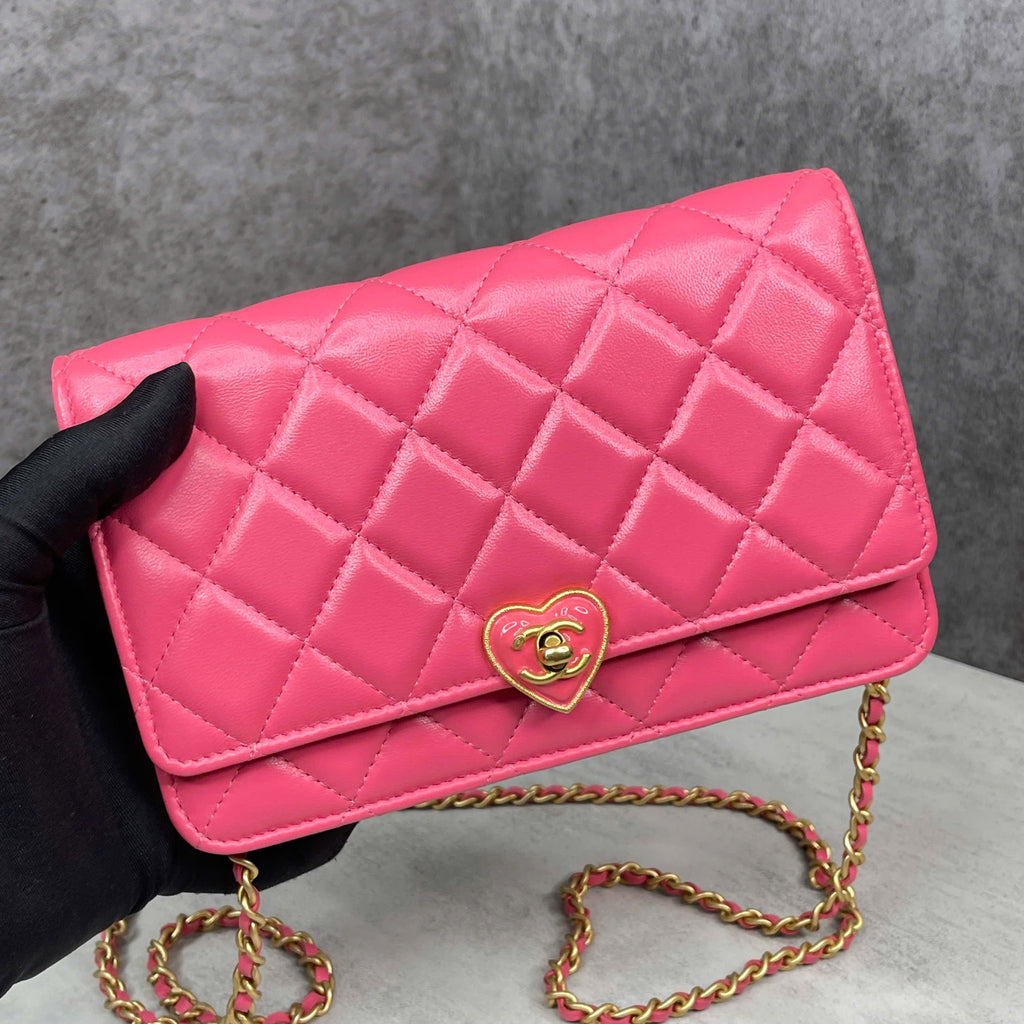 Chanel mini hồng khóa tim