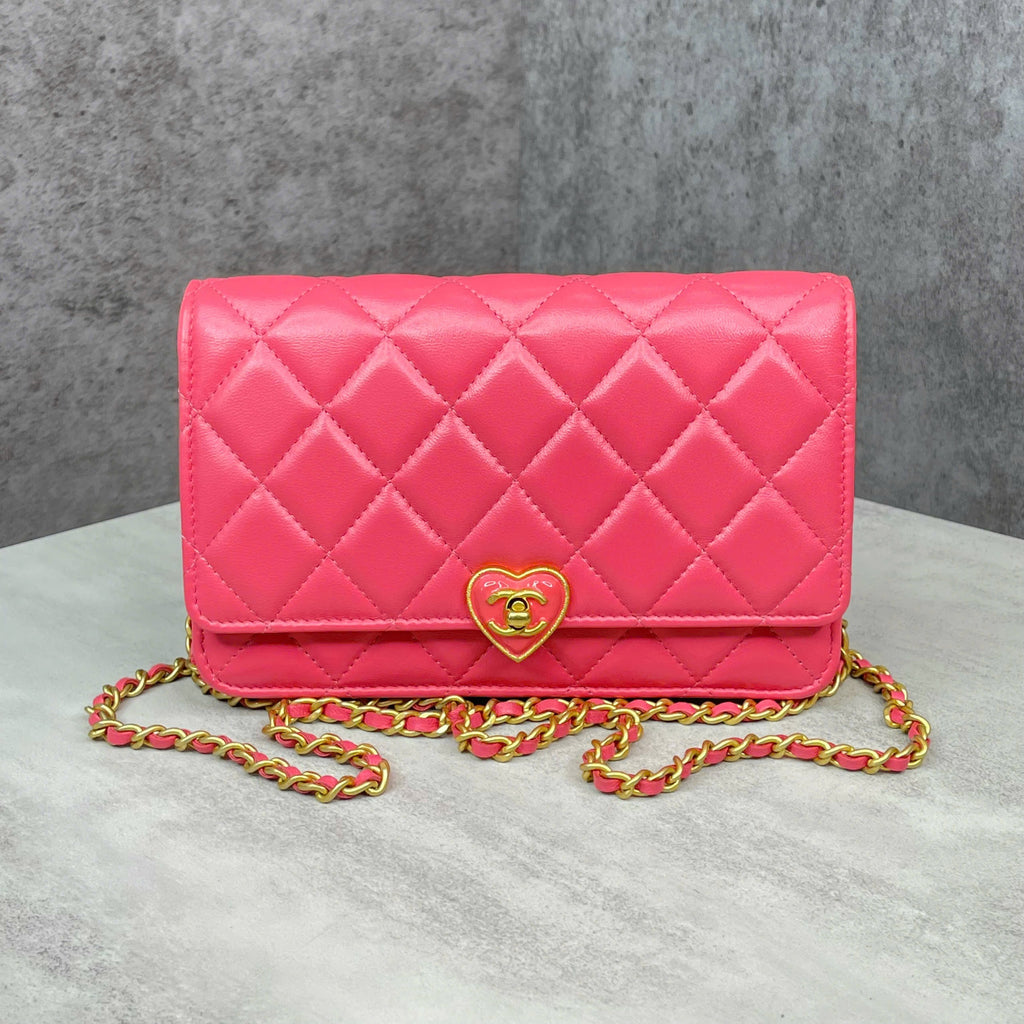 Chanel mini hồng khóa tim