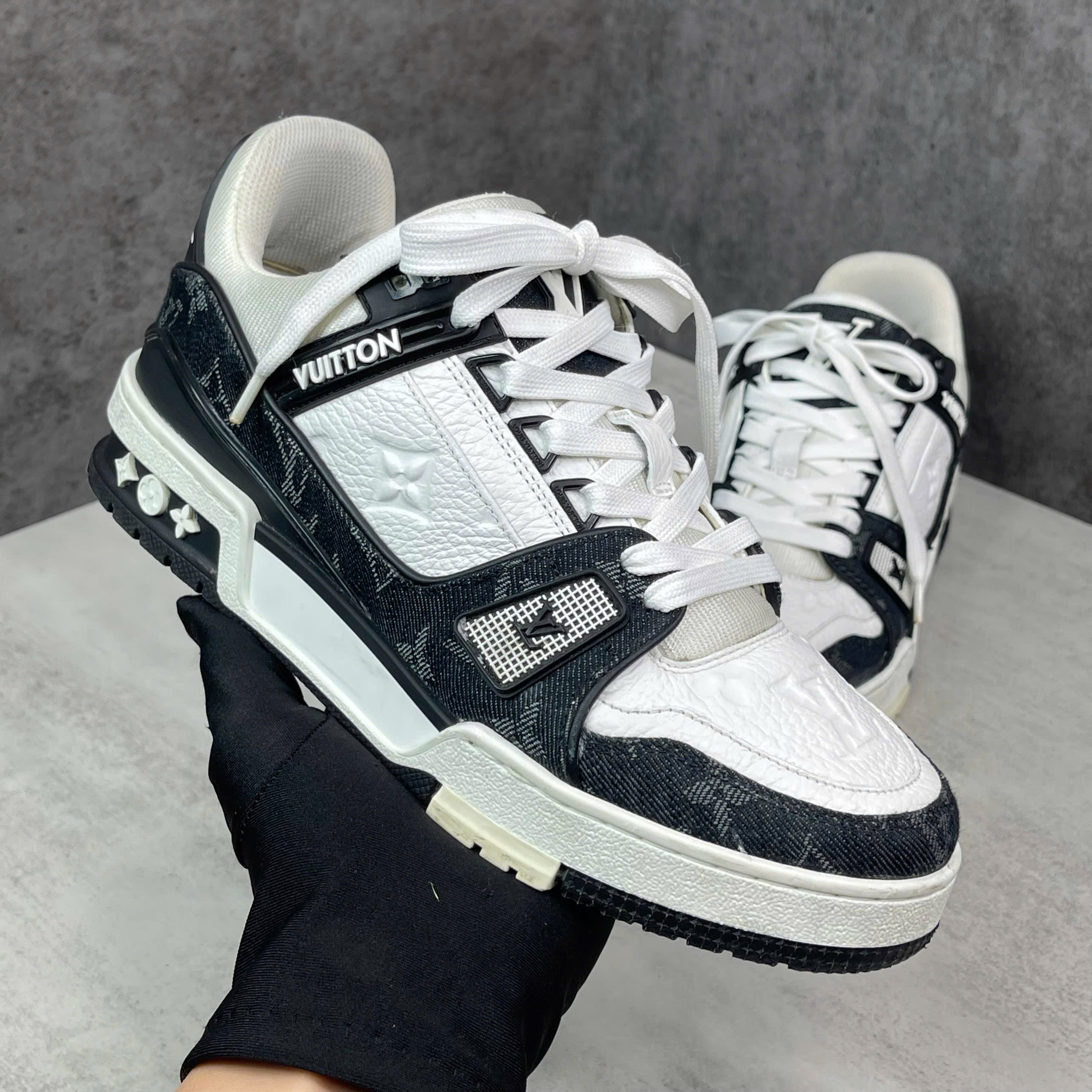 Giày Louis Vuitton LV Trainer đen trắng size 4