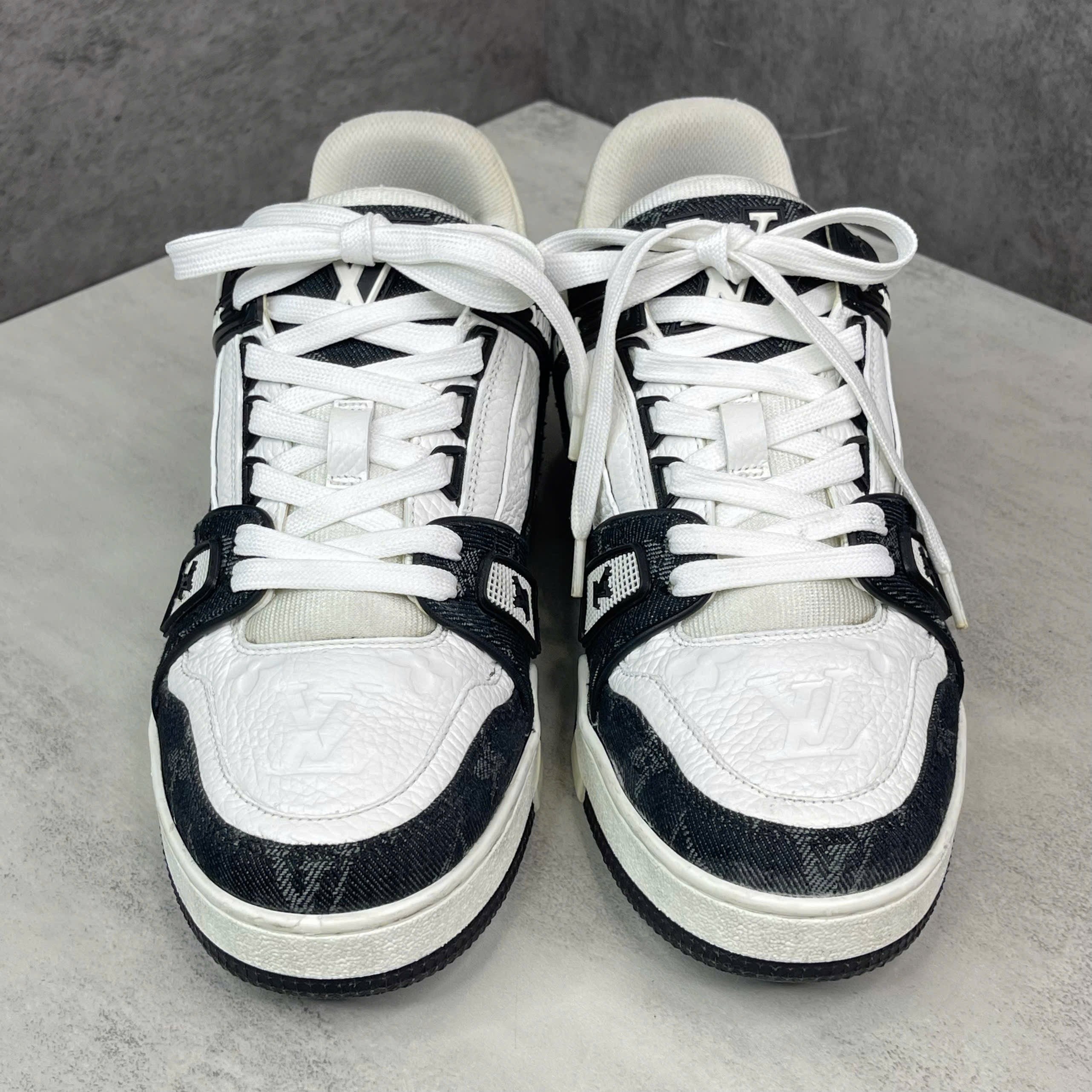 Giày Louis Vuitton LV Trainer đen trắng size 4