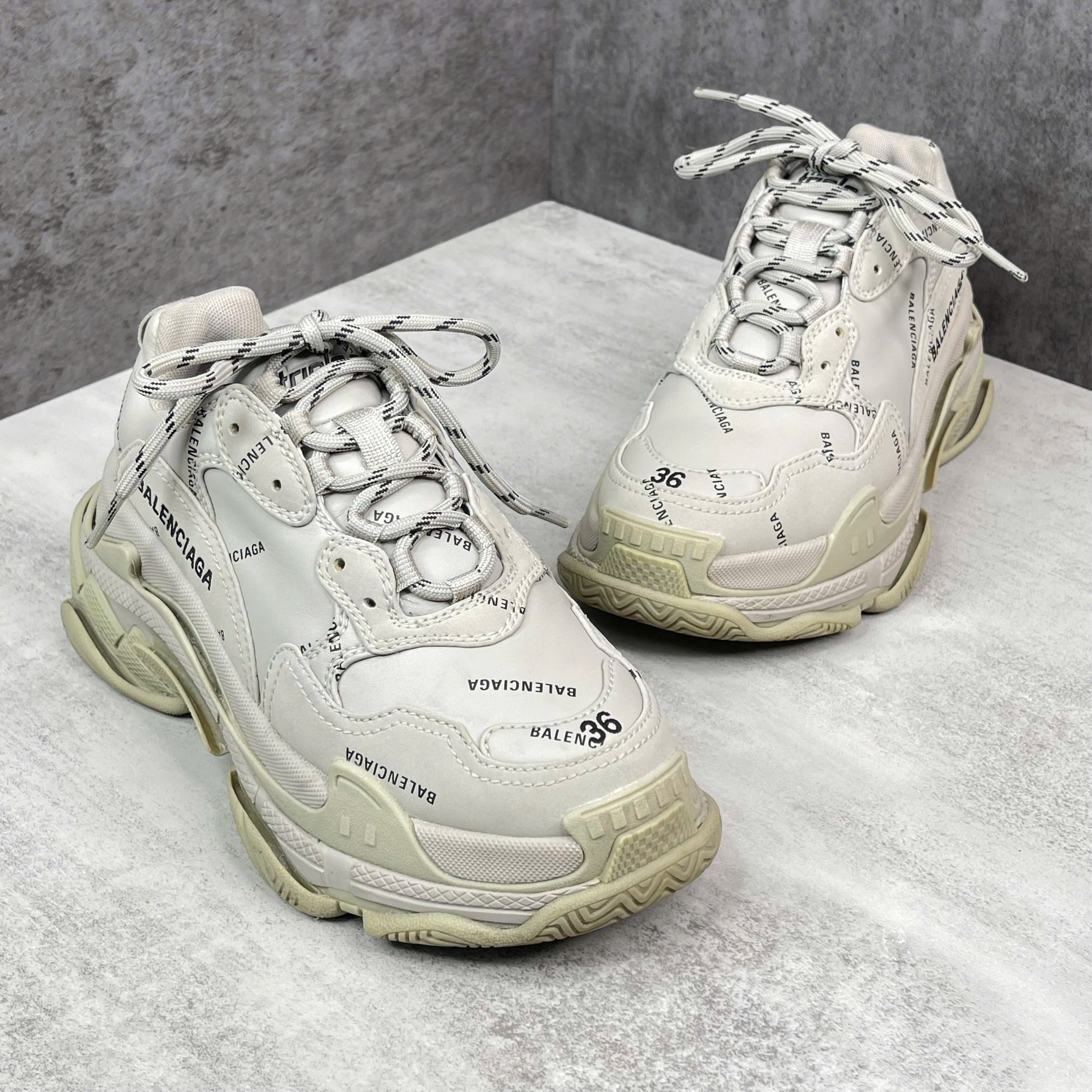 Giày Balenciaga Triple S trắng size 36