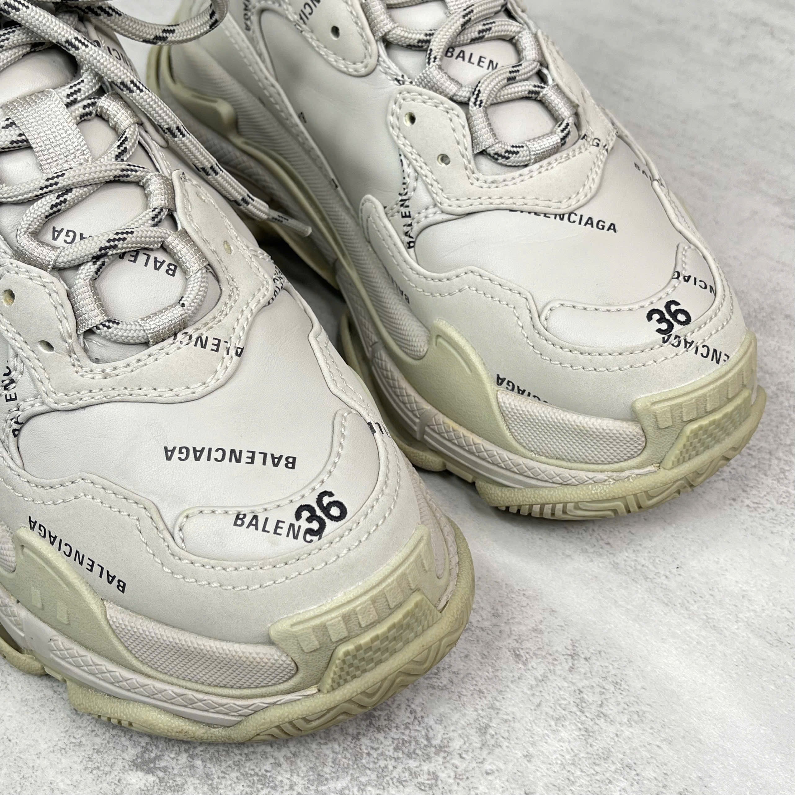 Giày Balenciaga Triple S trắng size 36