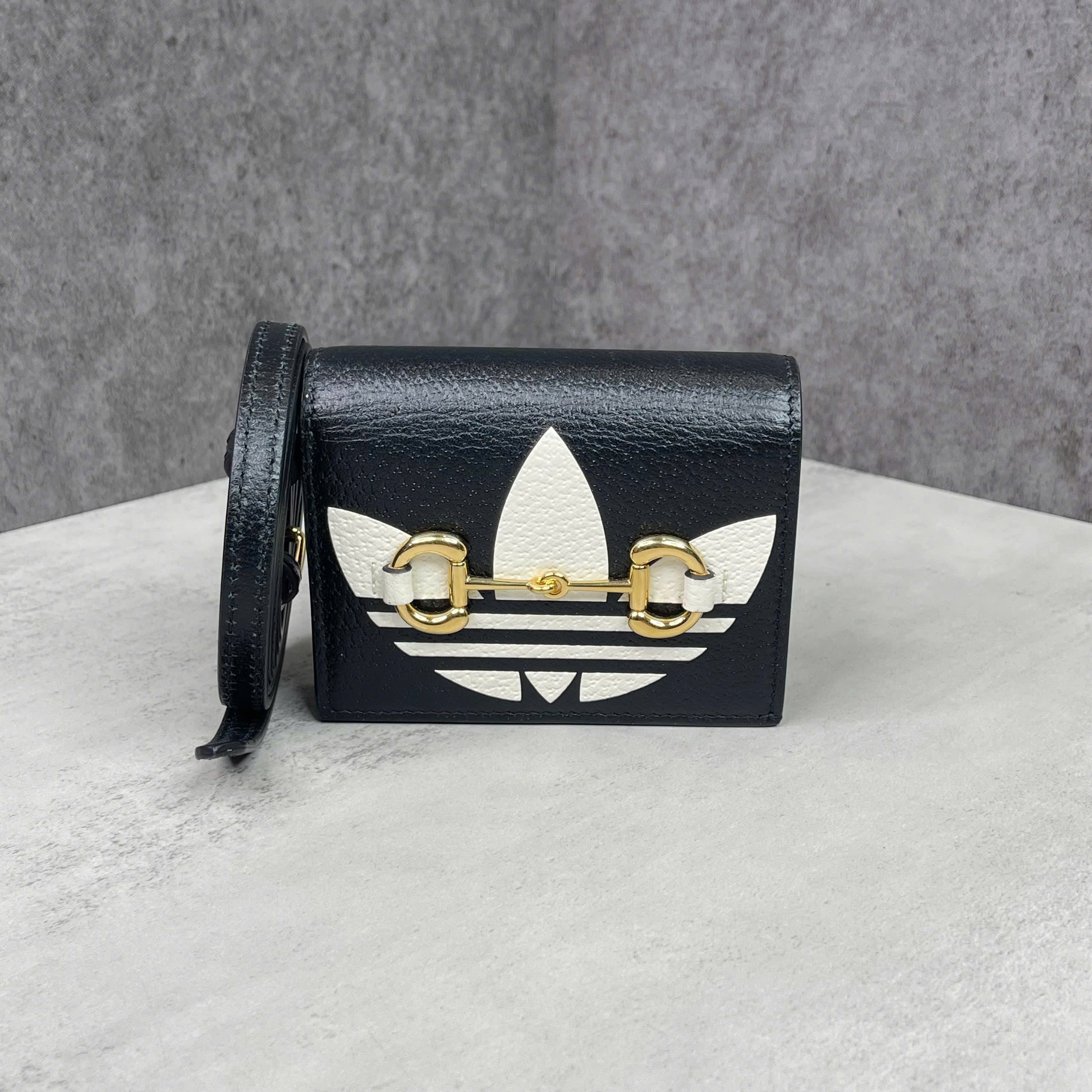 Gucci x Adidas Trefoil ví/túi mini đen trắng