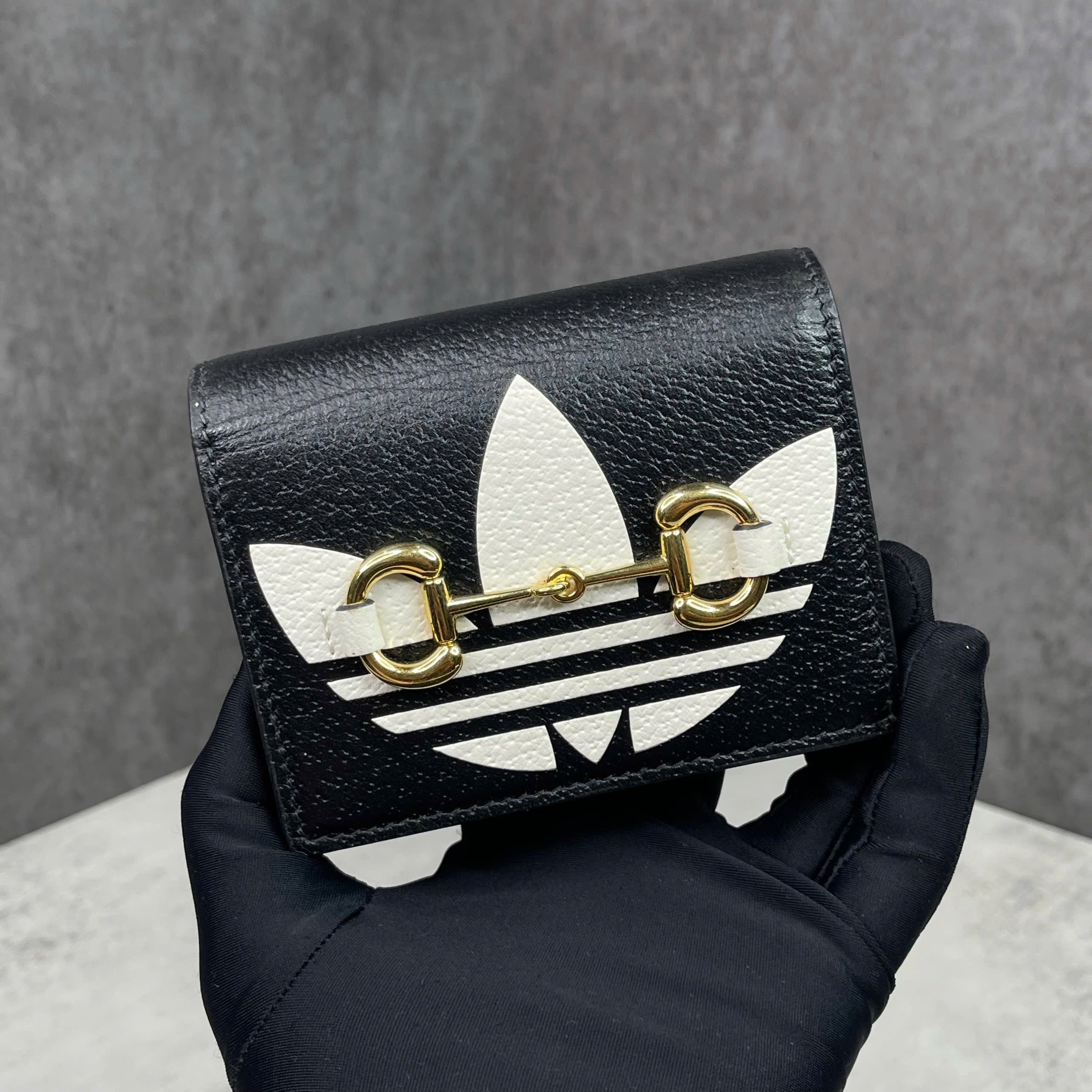 Gucci x Adidas Trefoil ví/túi mini đen trắng