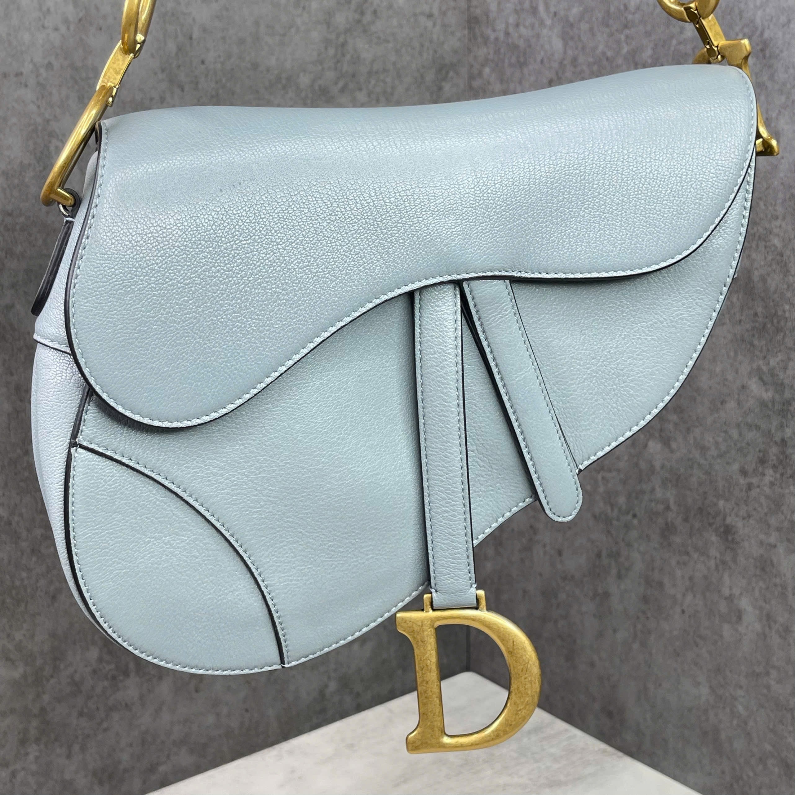 Dior Saddle xanh pastel