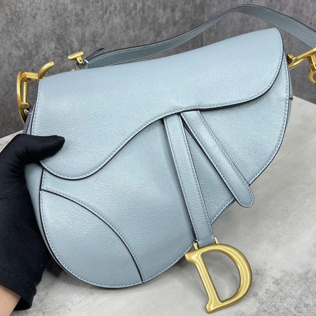 Dior Saddle xanh pastel