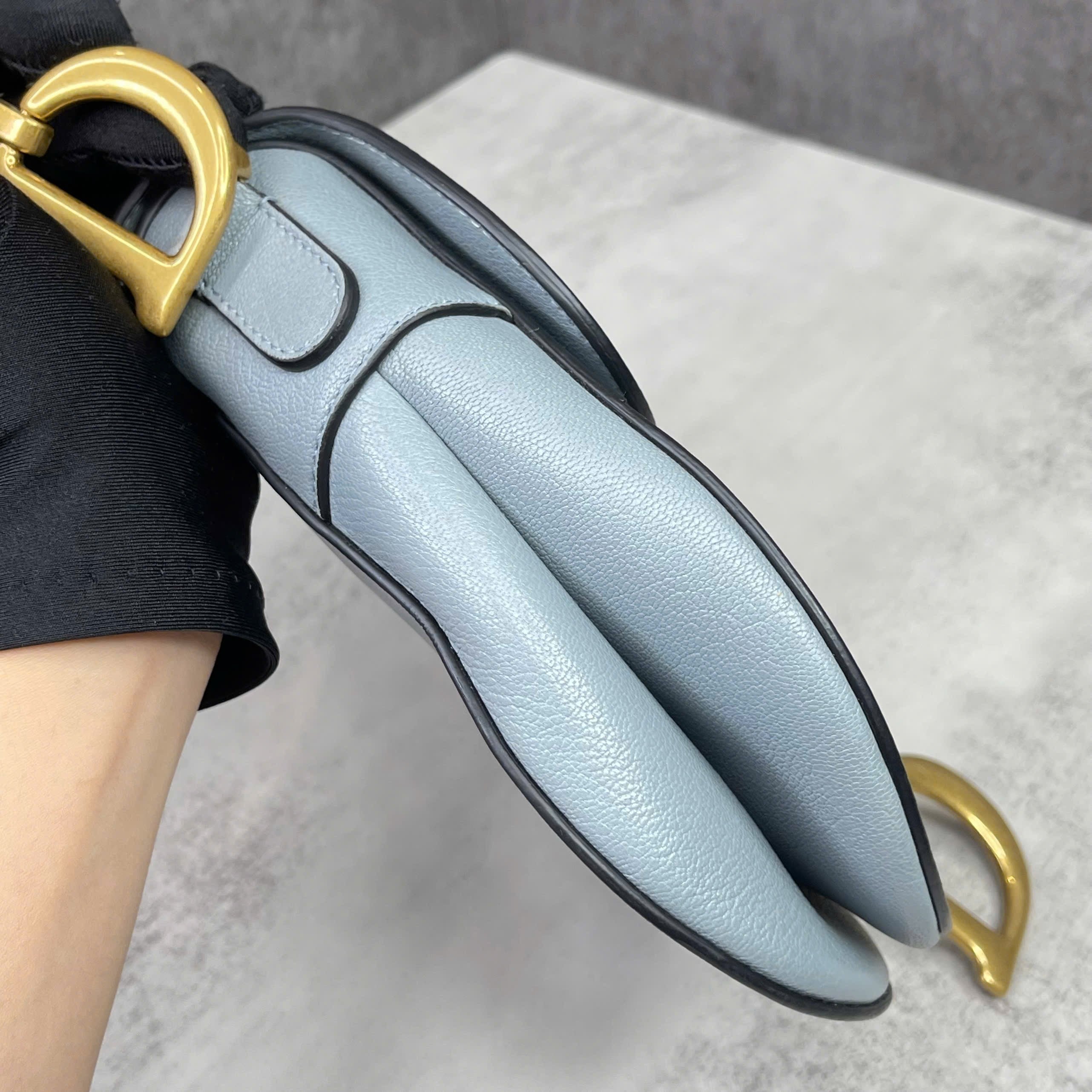 Dior Saddle xanh pastel