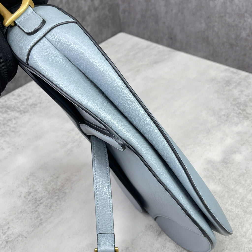 Dior Saddle xanh pastel