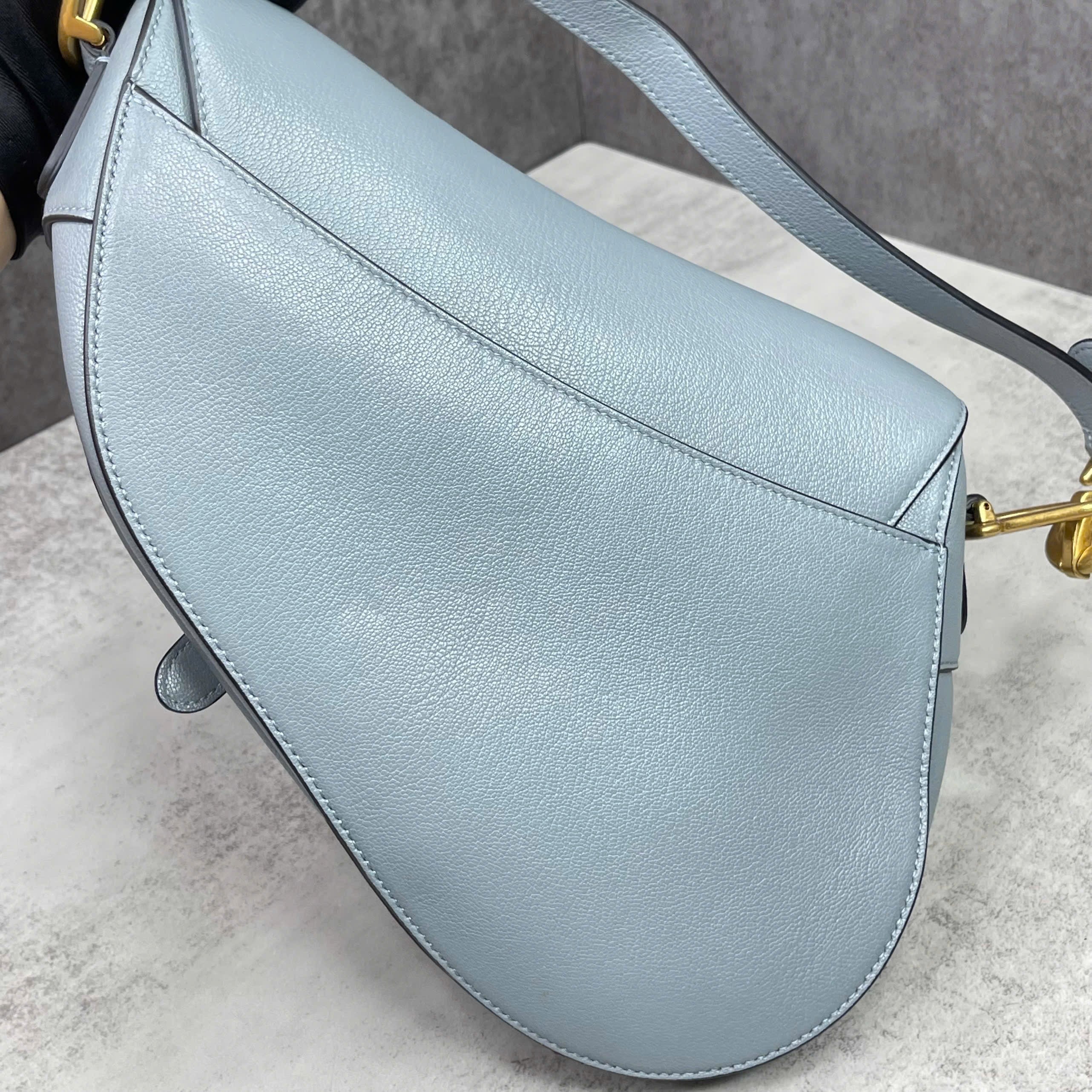 Dior Saddle xanh pastel