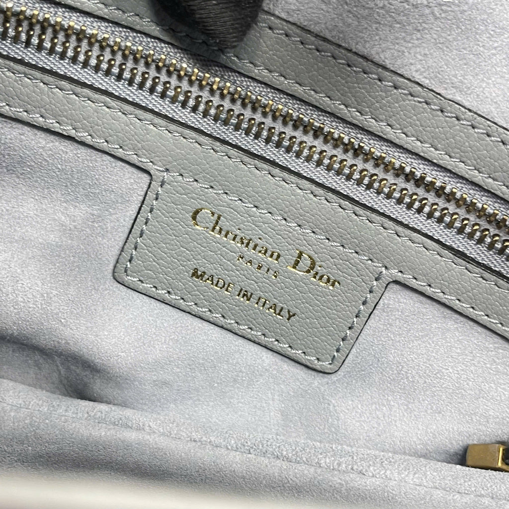 Dior Saddle xanh pastel